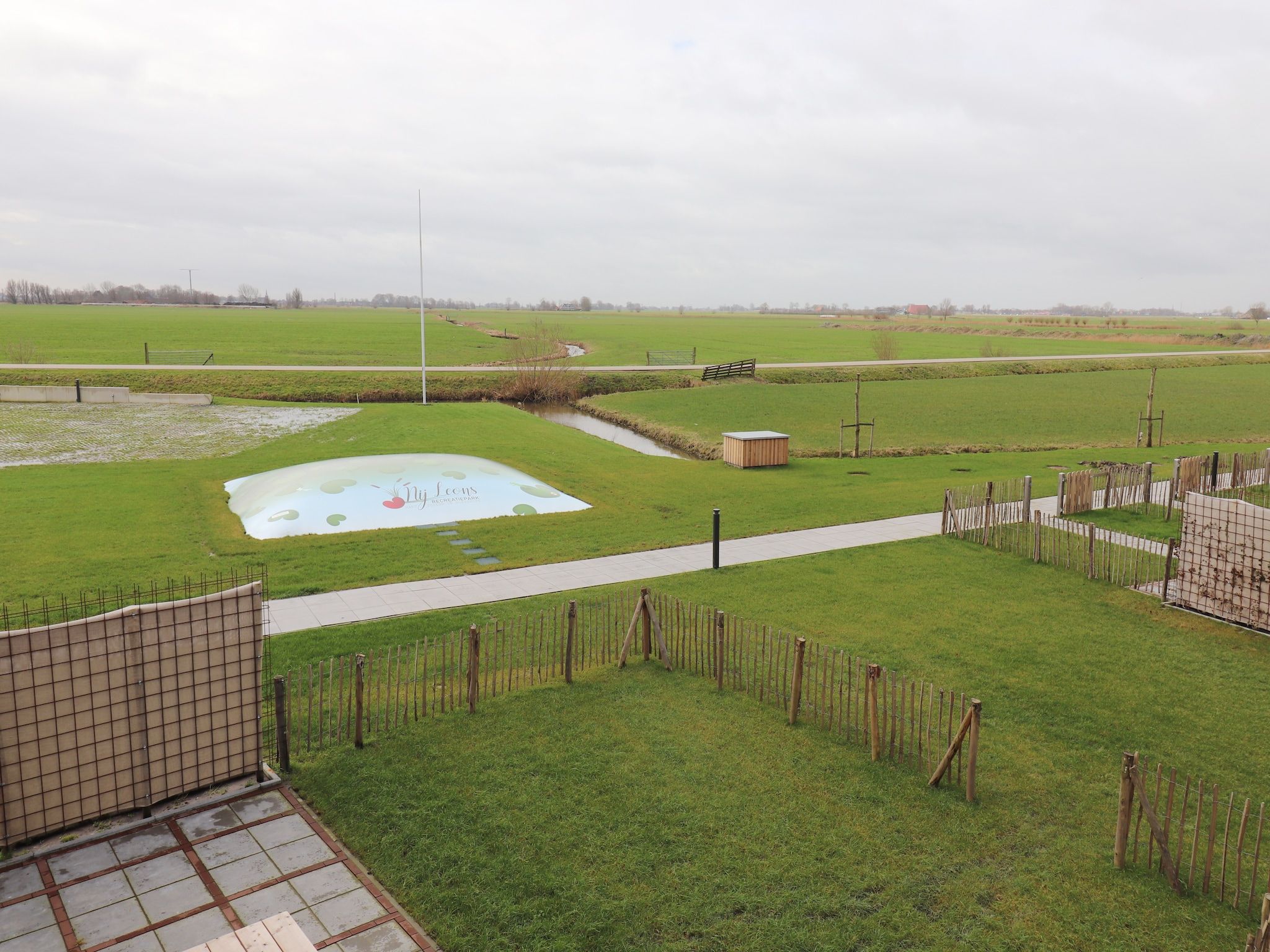Het uitzicht vanaf Friese villa in Leons in Leons