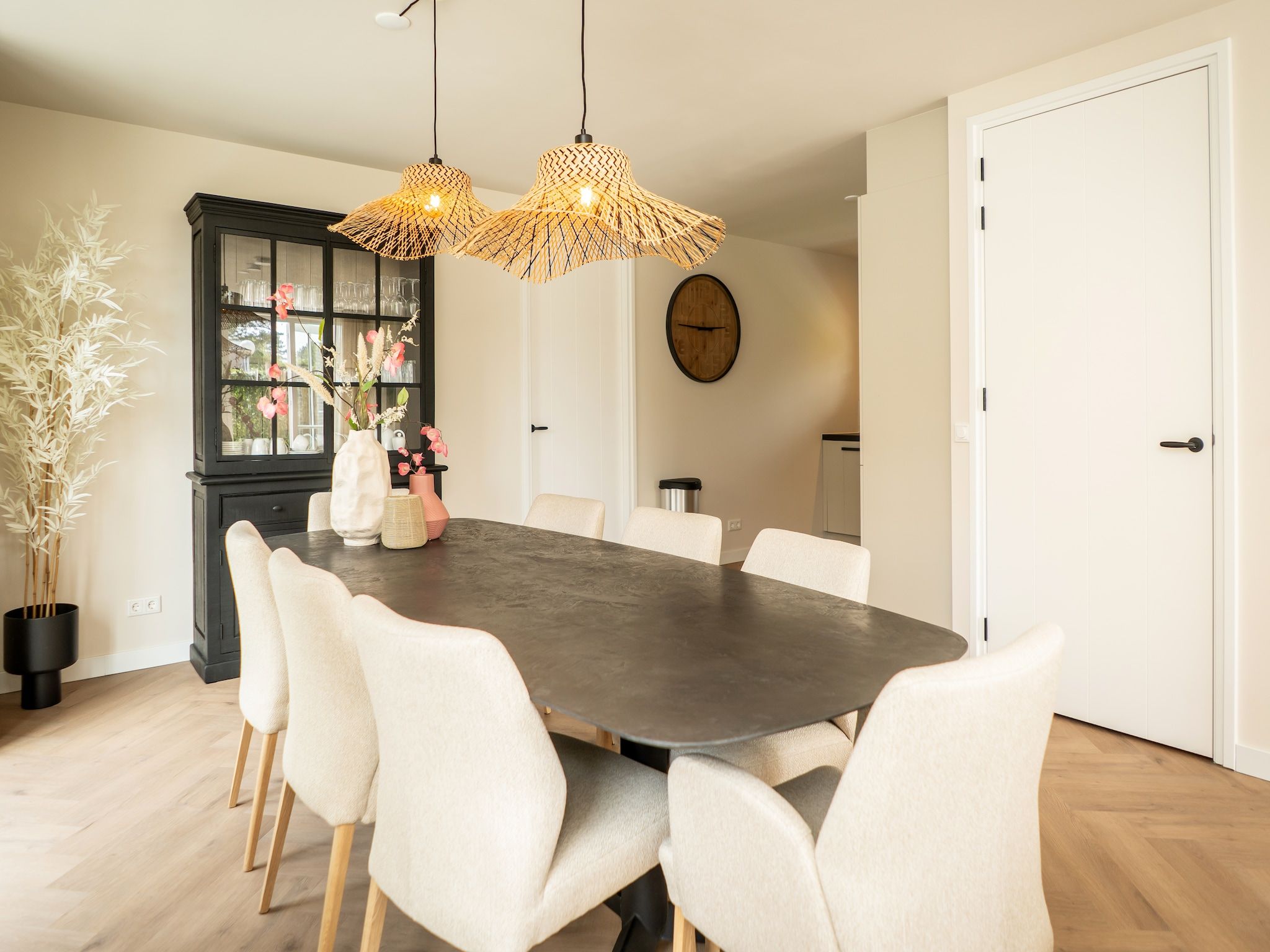 De eetkamer van So What 25a in De Koog