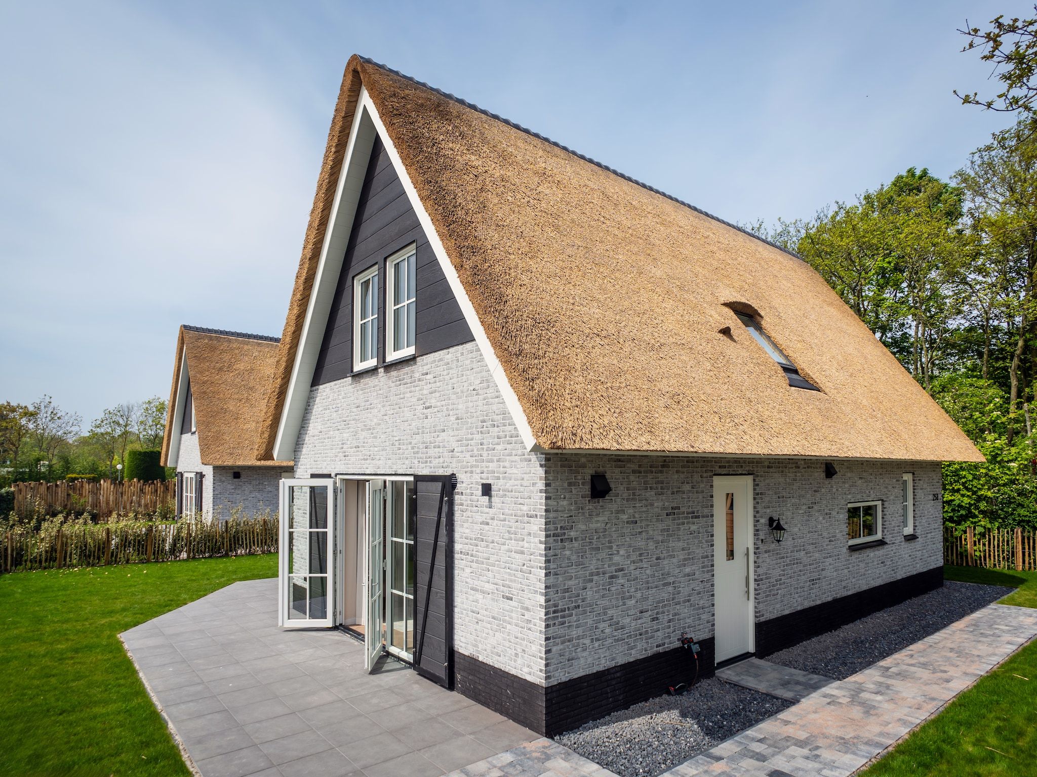 De buitenkant van So What 33A in De Koog