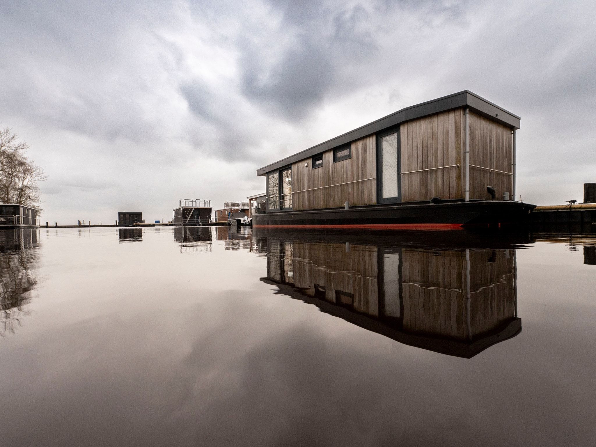 De buitenkant van Houseboat - Paviljoenwei 4  Sneek Offingawier 'Boatique Sneek' in Offingawier
