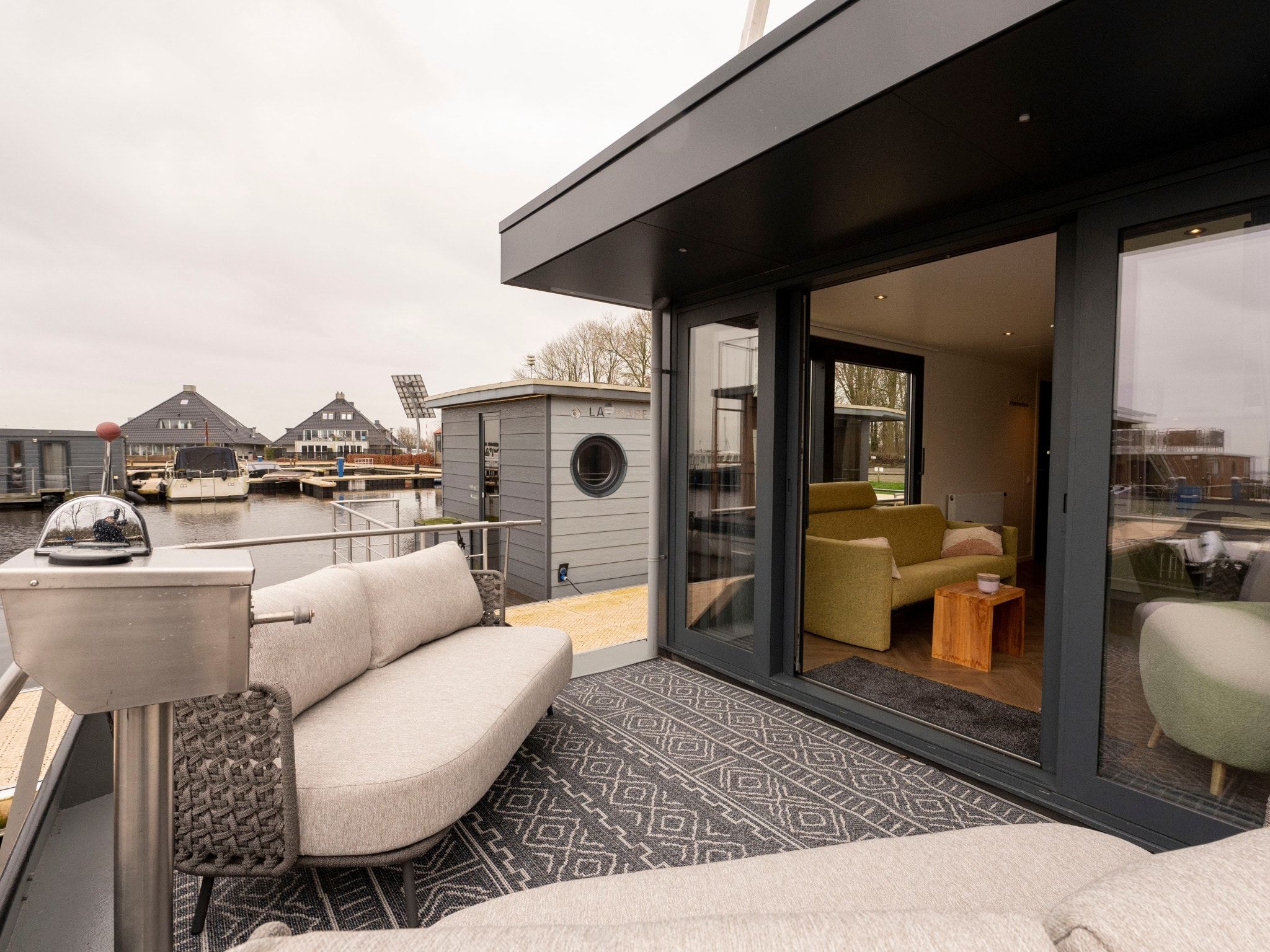 Het terras van Houseboat - Paviljoenwei 4  Sneek Offingawier 'Boatique Sneek' in Offingawier