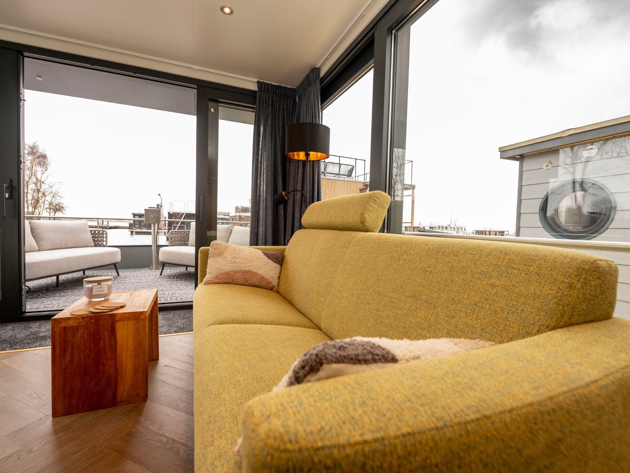 Het uitzicht vanaf Houseboat - Paviljoenwei 4  Sneek Offingawier 'Boatique Sneek' in Offingawier