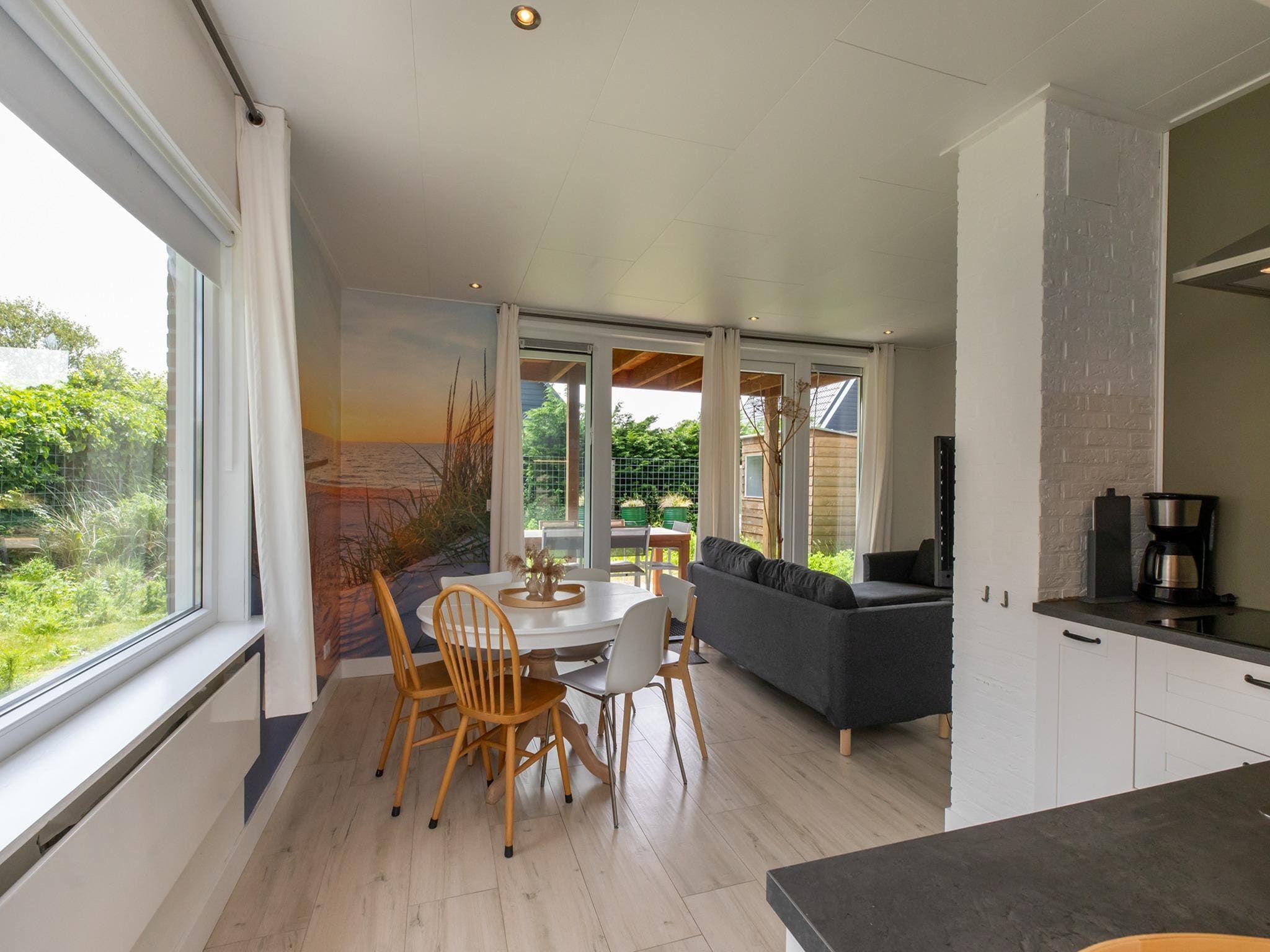 De eetkamer van Vakantiewoning - Horizon 14  Renesse in Renesse
