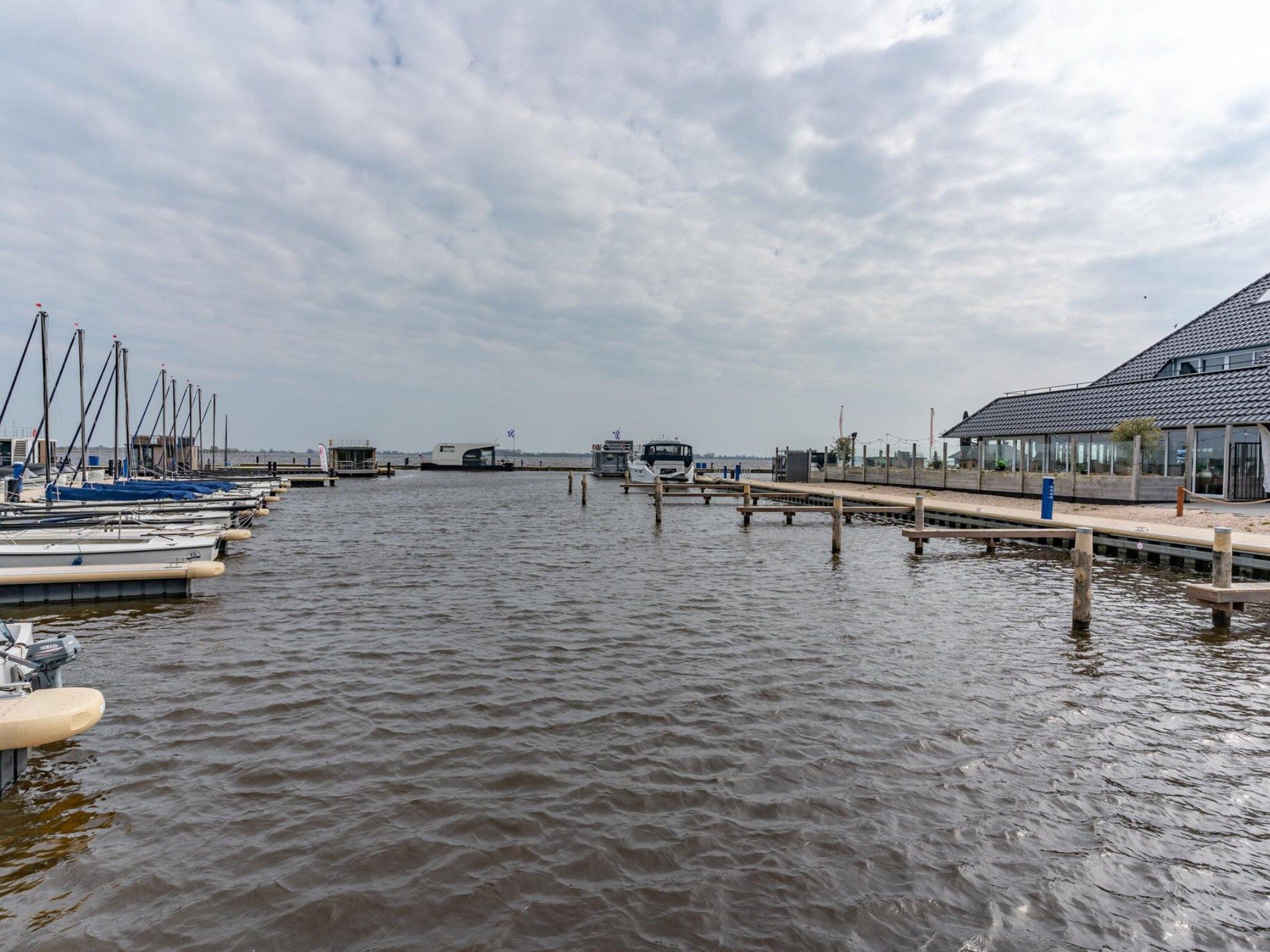 Het uitzicht vanaf Appartement - Paviljoenwei 4  Sneek Offingawier 'Havenzicht' in Sneek