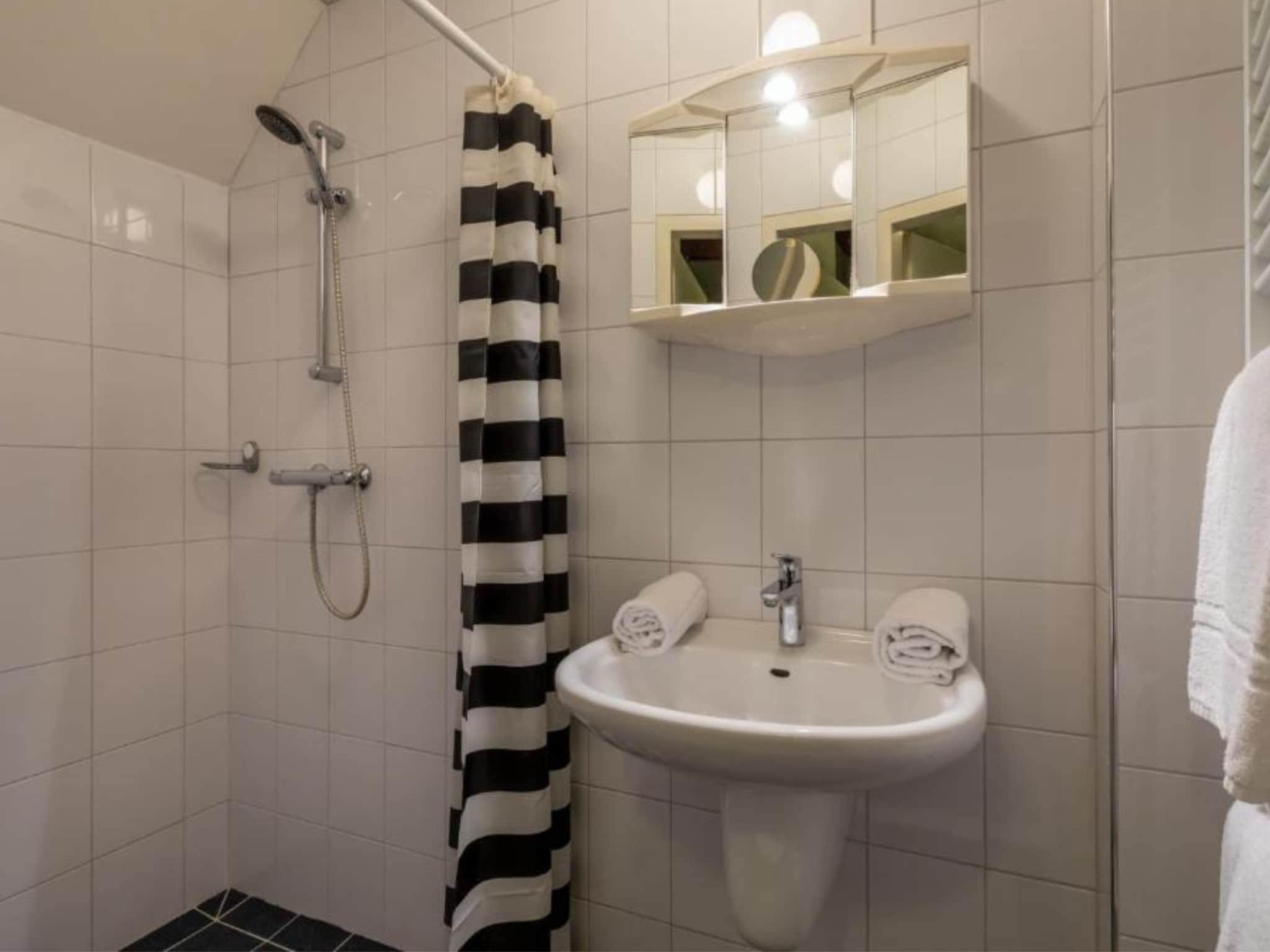 De badkamer van Duinweg 117-14 in Zoutelande