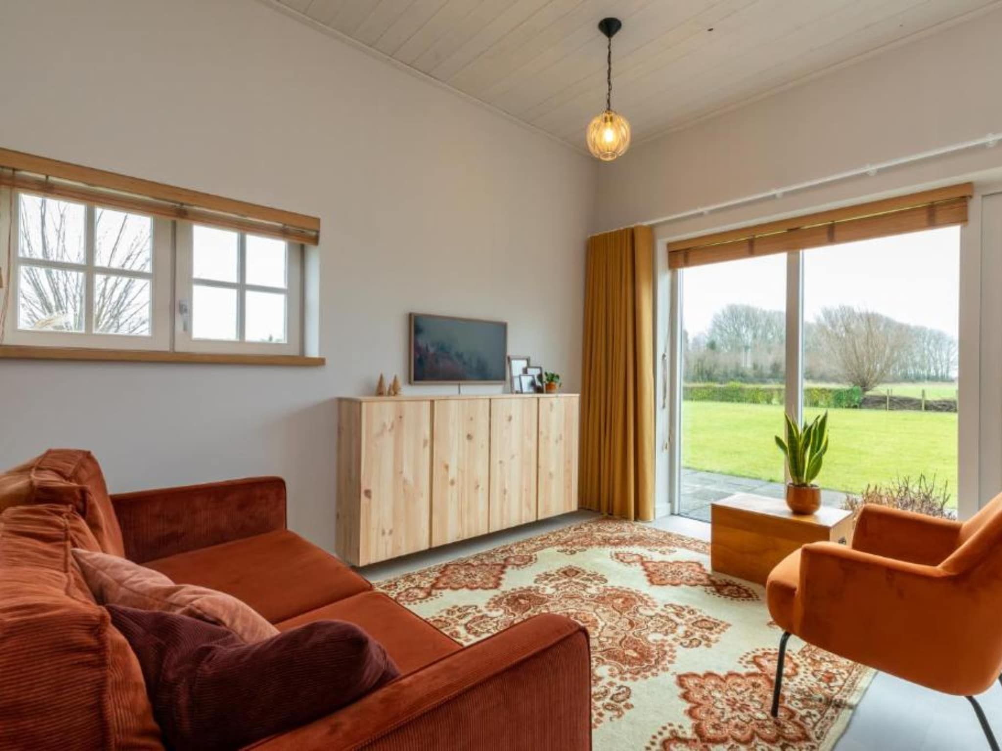 De woonkamer van Grijpskerke 'De kleine Pionier' in Grijpskerke
