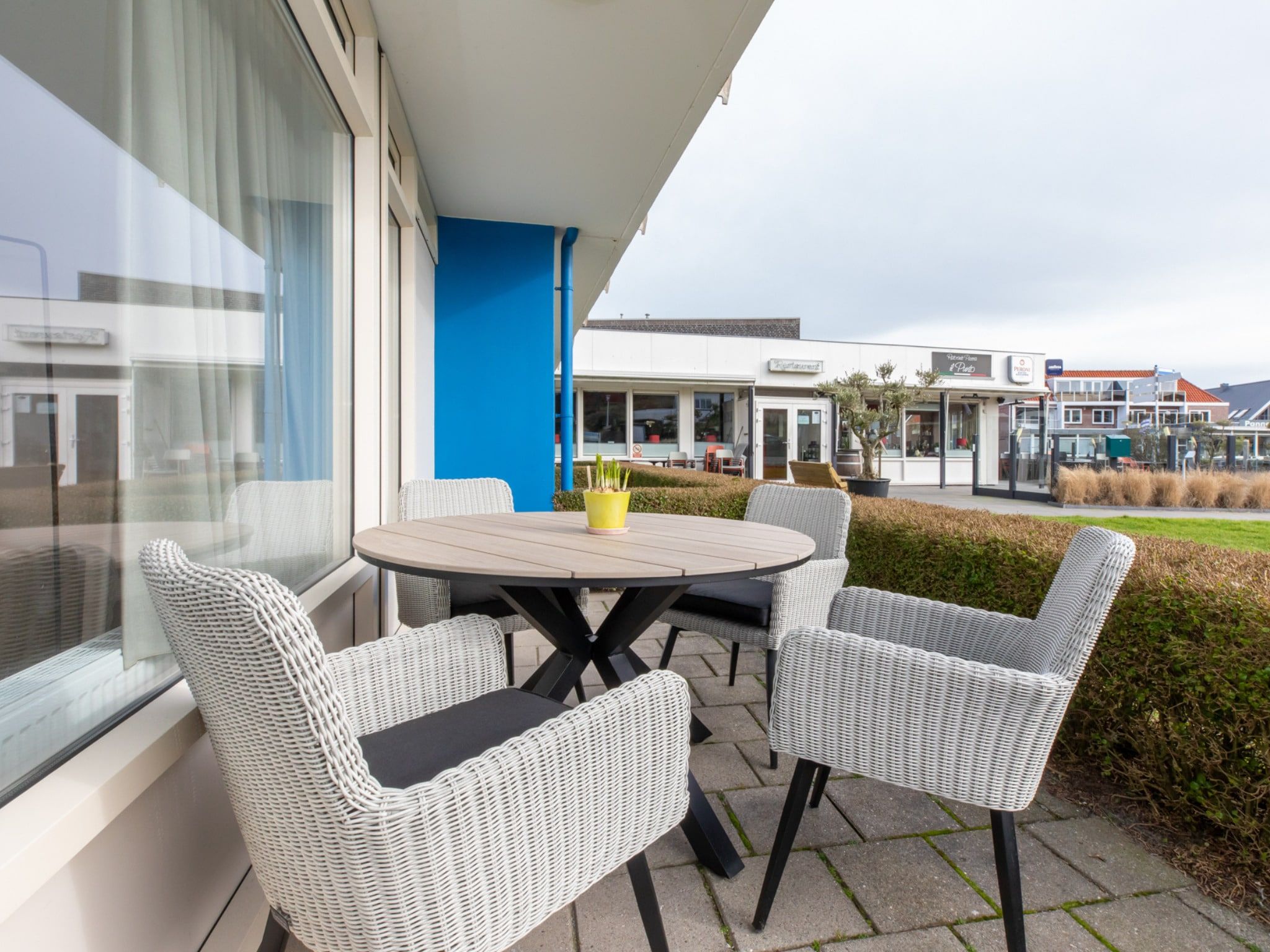 Het terras van Nieuwstraat 1  Zoutelande 'Kurhaus - 2 in Zoutelande