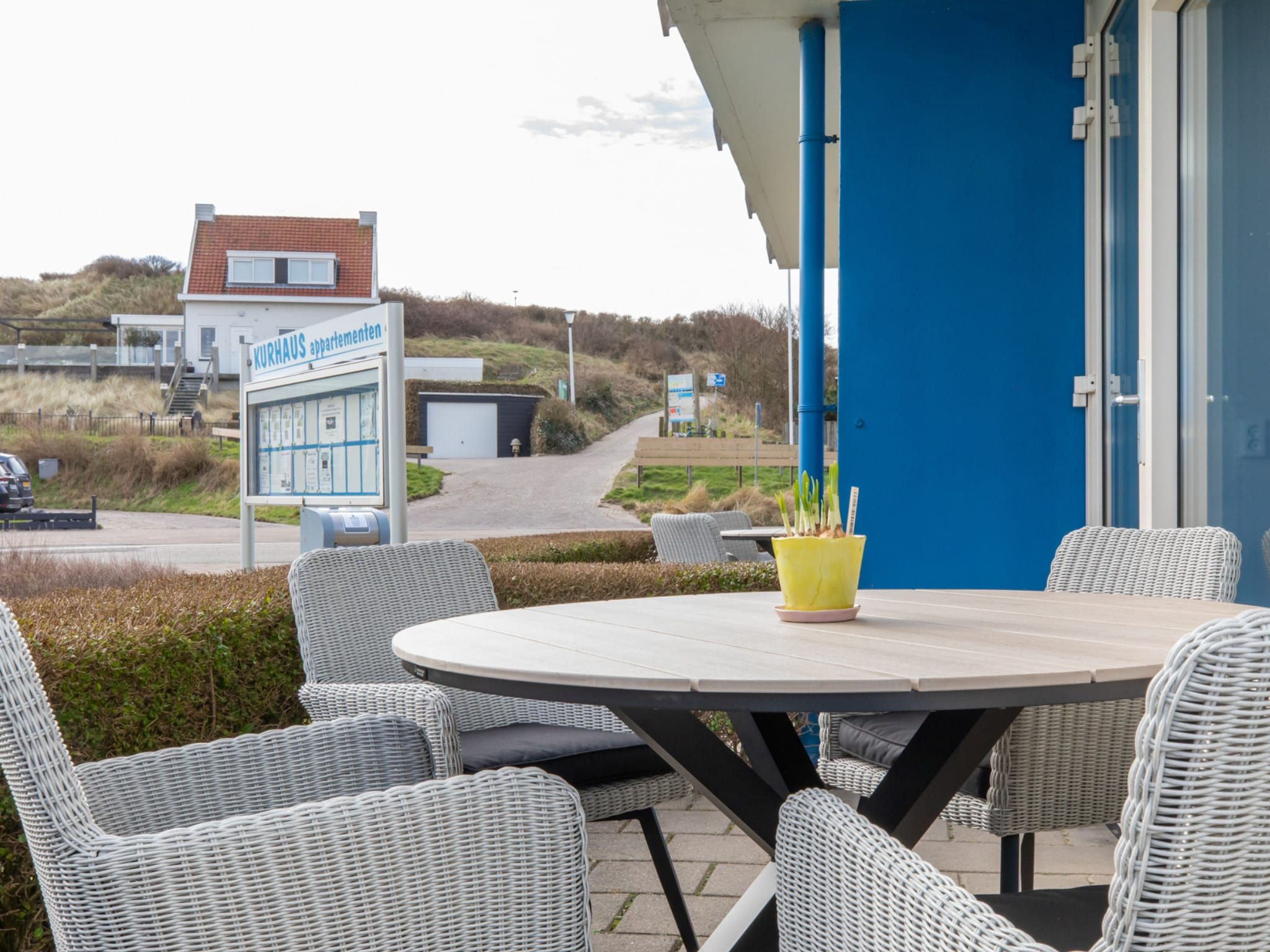Het terras van Nieuwstraat 1  Zoutelande 'Kurhaus - 2 in Zoutelande