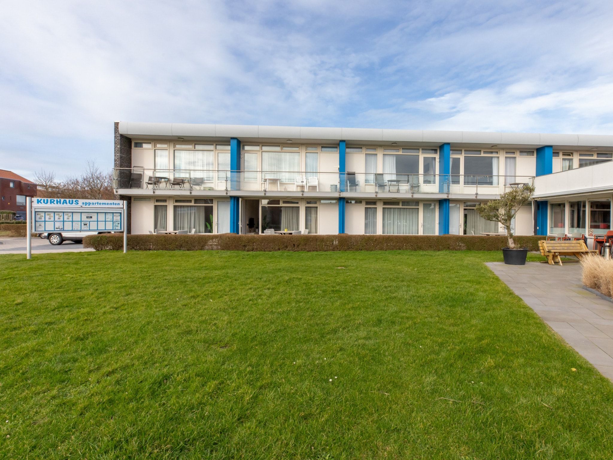De buitenkant van Nieuwstraat 1  Zoutelande 'Kurhaus - 2 in Zoutelande