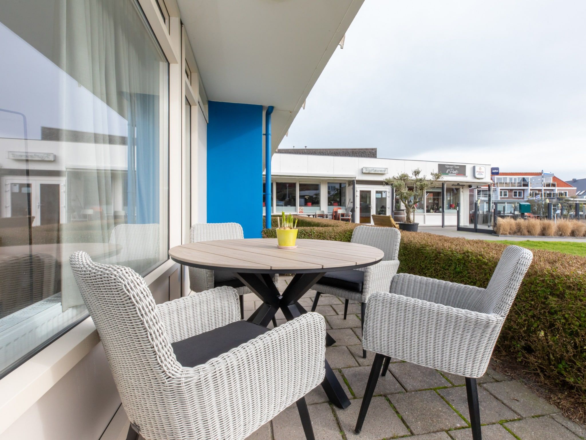 Het terras van Nieuwstraat 1  Zoutelande 'Kurhaus - 4 met sauna in Zoutelande