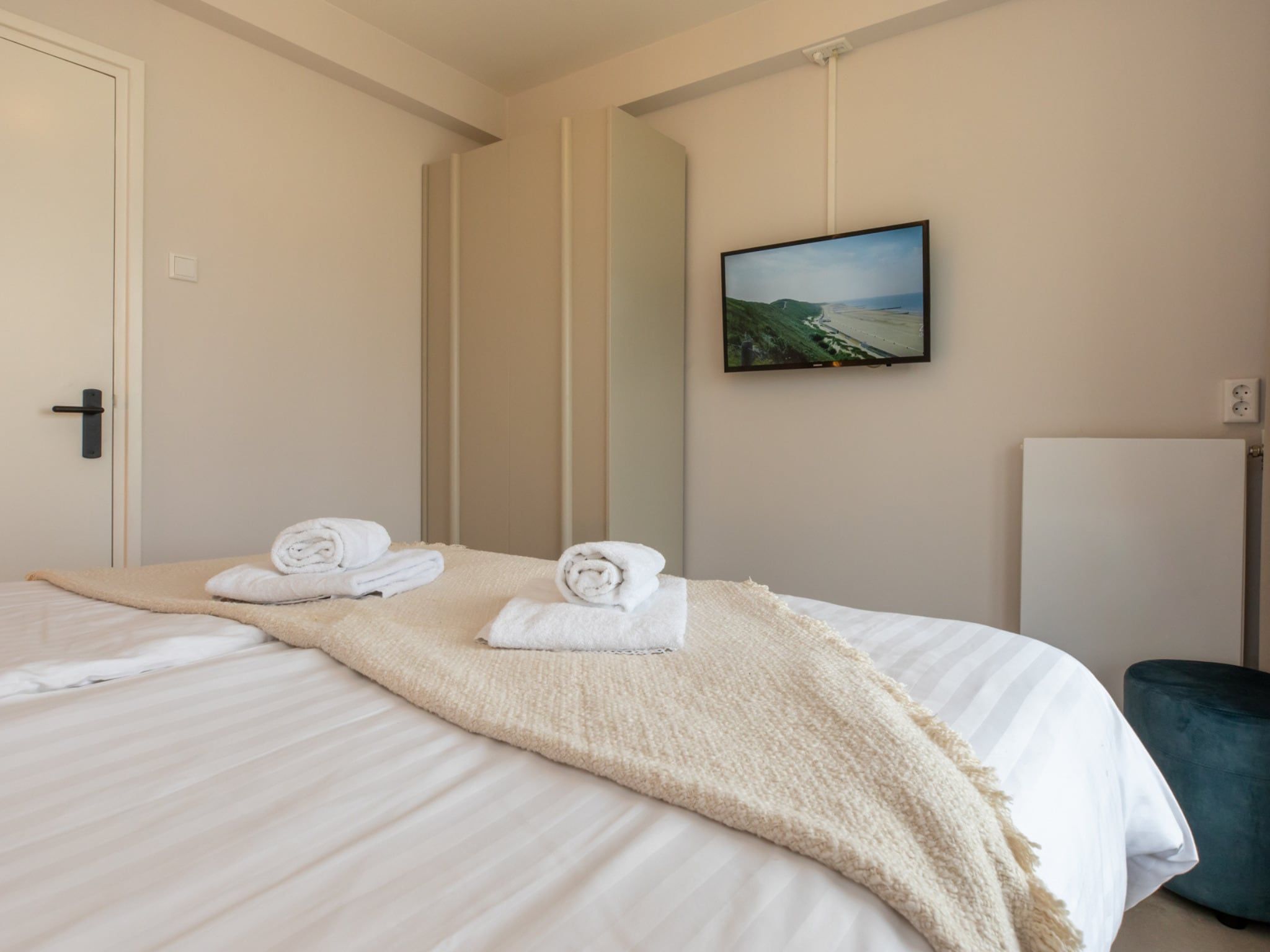 Een slaapkamer van Nieuwstraat 1  Zoutelande 'Kurhaus - 14 met sauna in Zoutelande