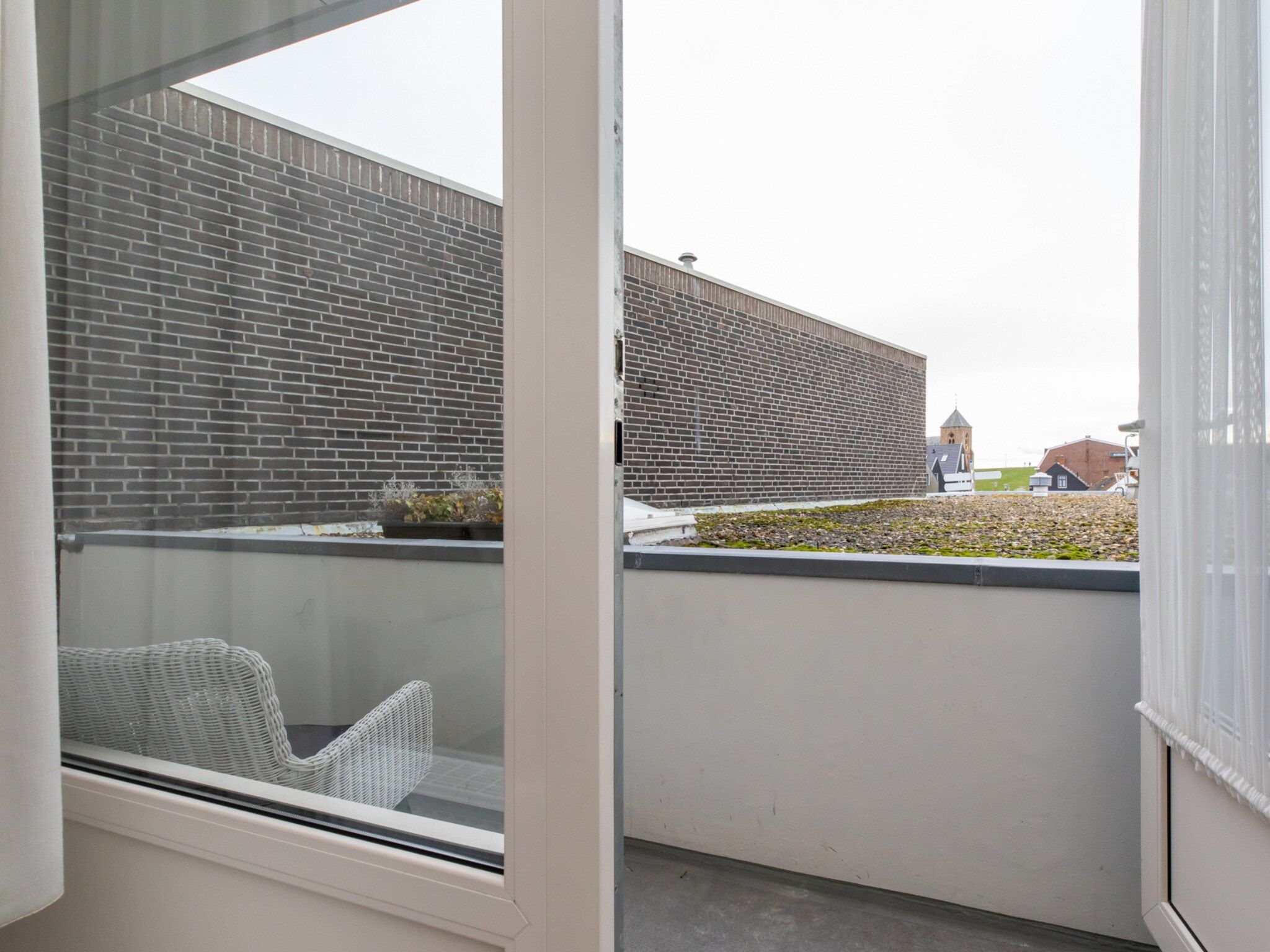 Het terras van Nieuwstraat 1  Zoutelande 'Kurhaus - 14 met sauna in Zoutelande