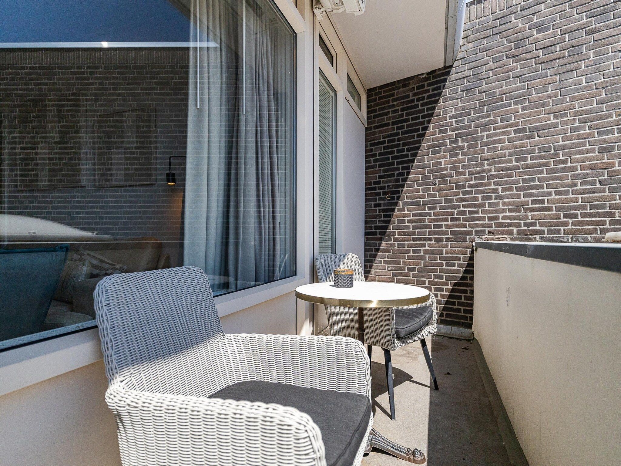 Het terras van Nieuwstraat 1  Zoutelande 'Kurhaus - 14 met sauna in Zoutelande