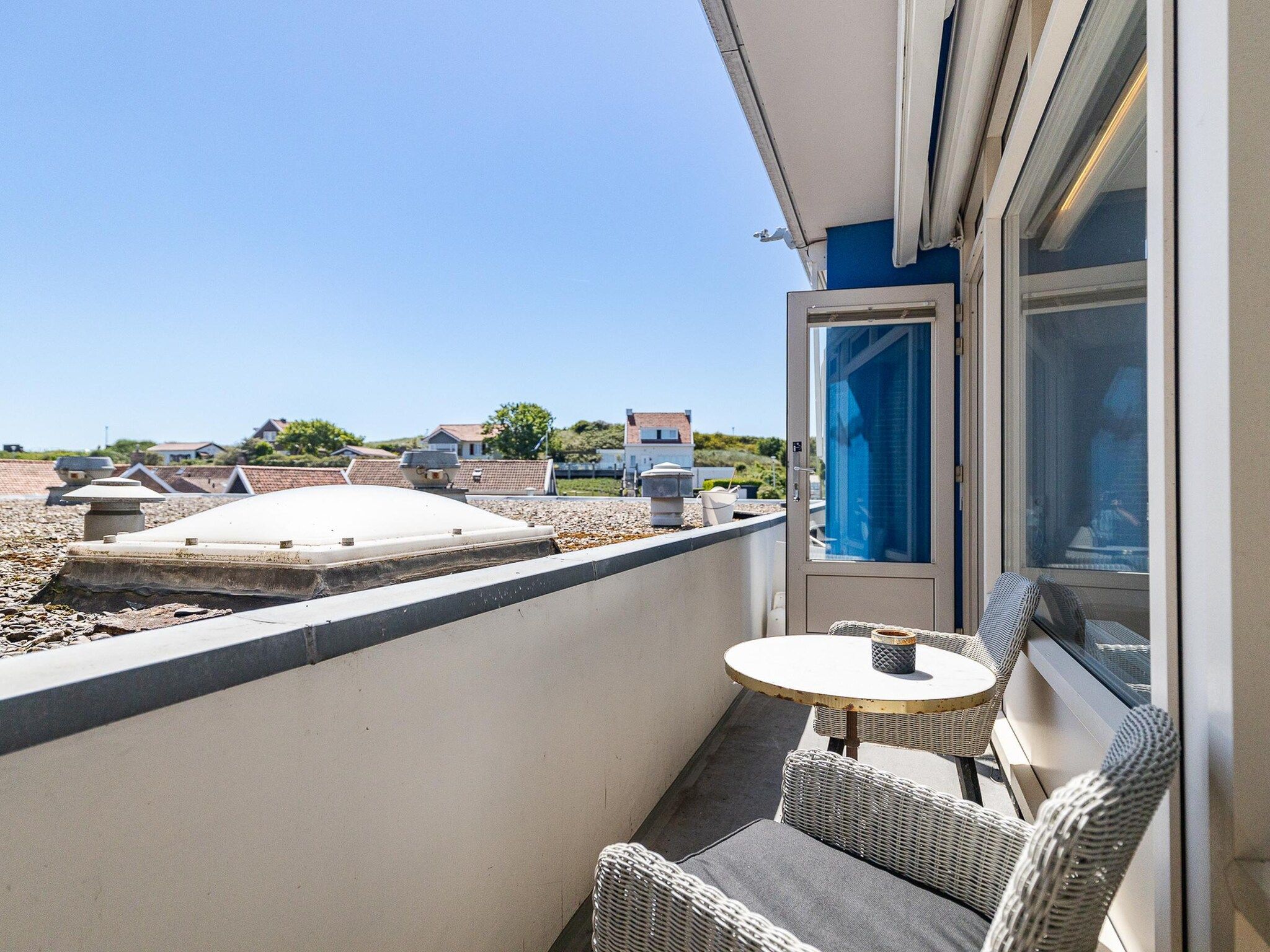 Het terras van Nieuwstraat 1  Zoutelande 'Kurhaus - 14 met sauna in Zoutelande