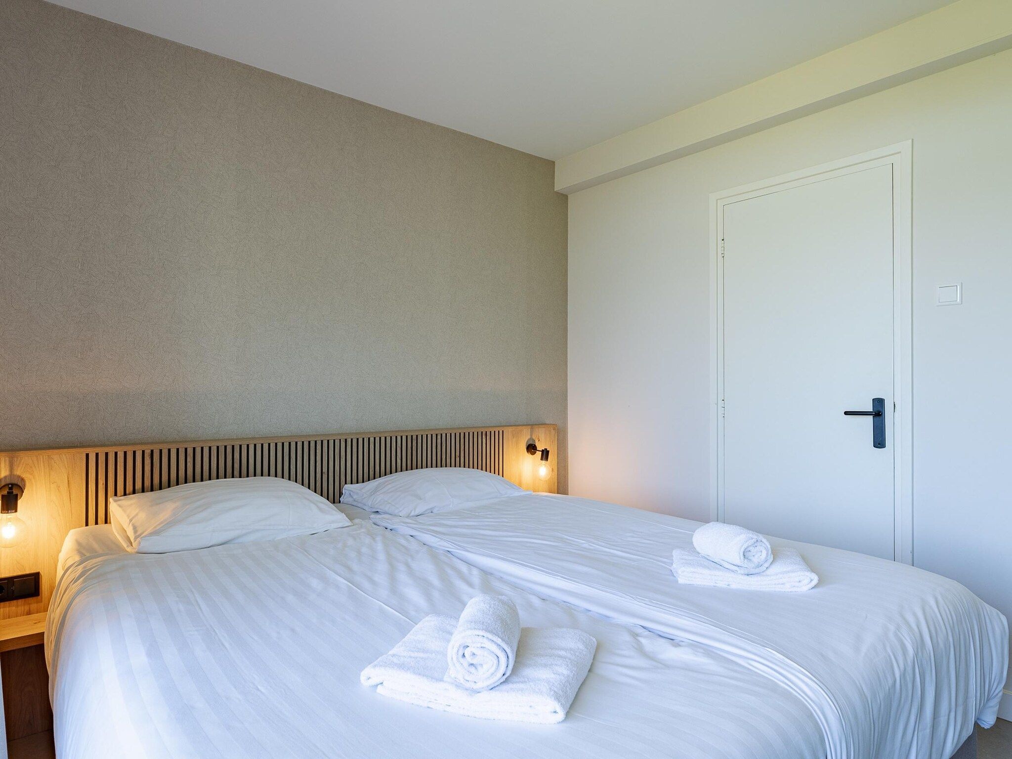 Een slaapkamer van Nieuwstraat 1  Zoutelande 'Kurhaus - 14 met sauna in Zoutelande