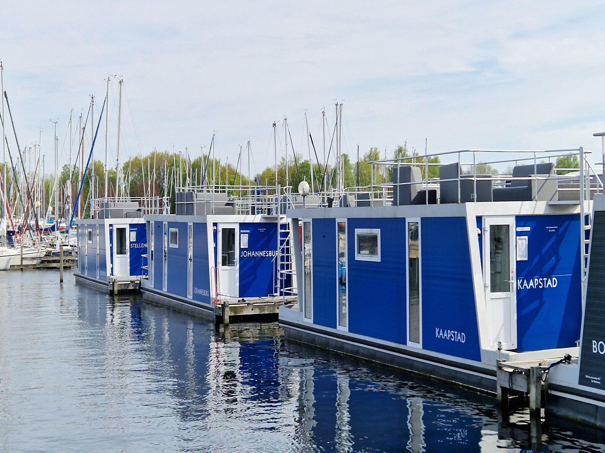 De buitenkant van Havenlodges Naarden 1 in Naarden