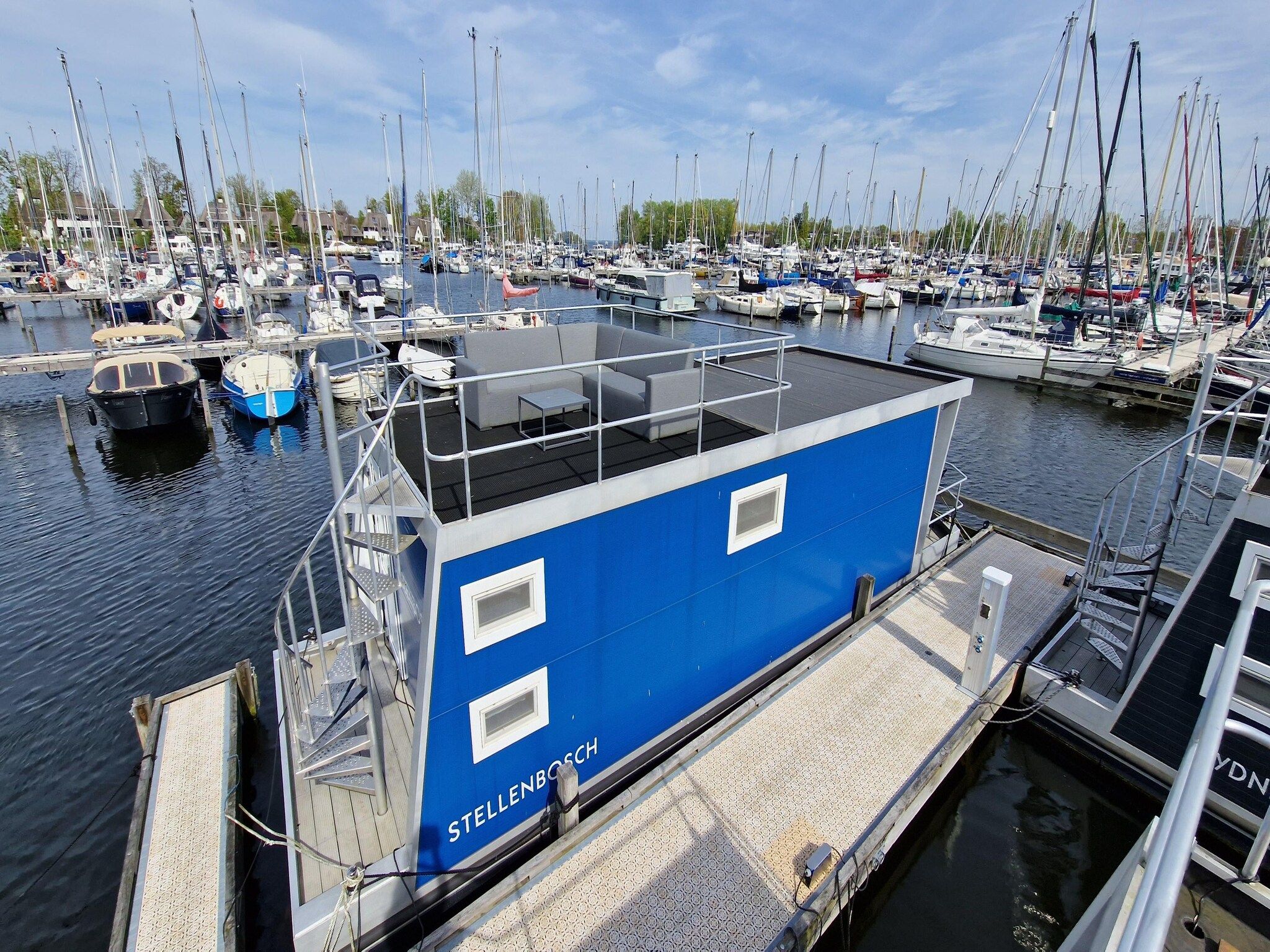 Het terras van Havenlodges Naarden 1 in Naarden