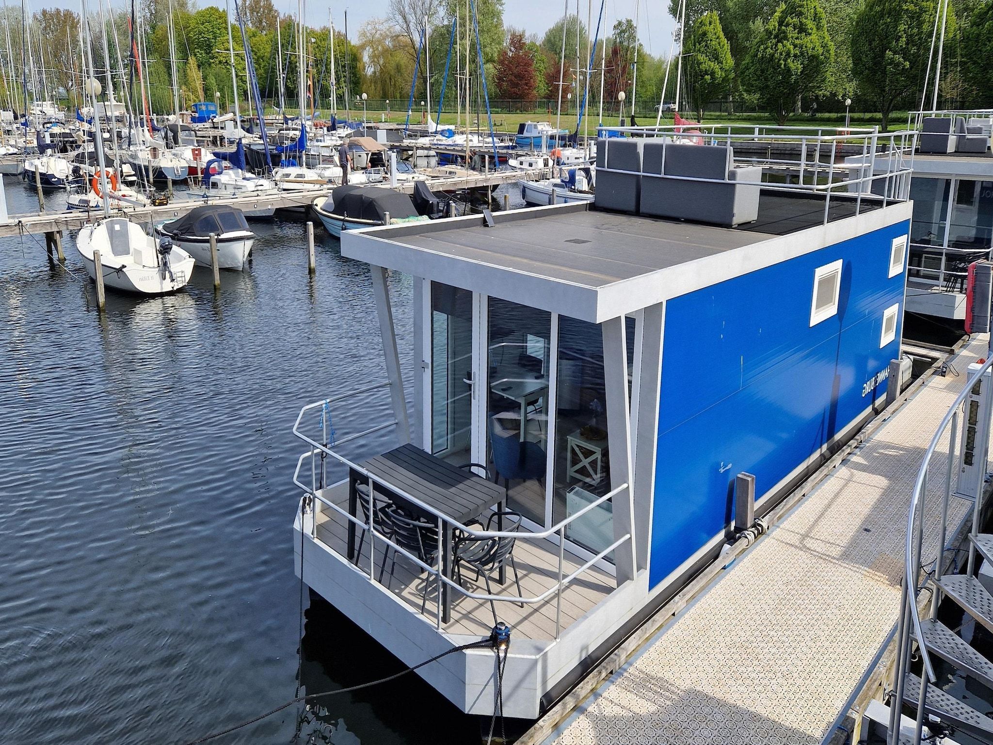 De buitenkant van Havenlodges Naarden 1 in Naarden