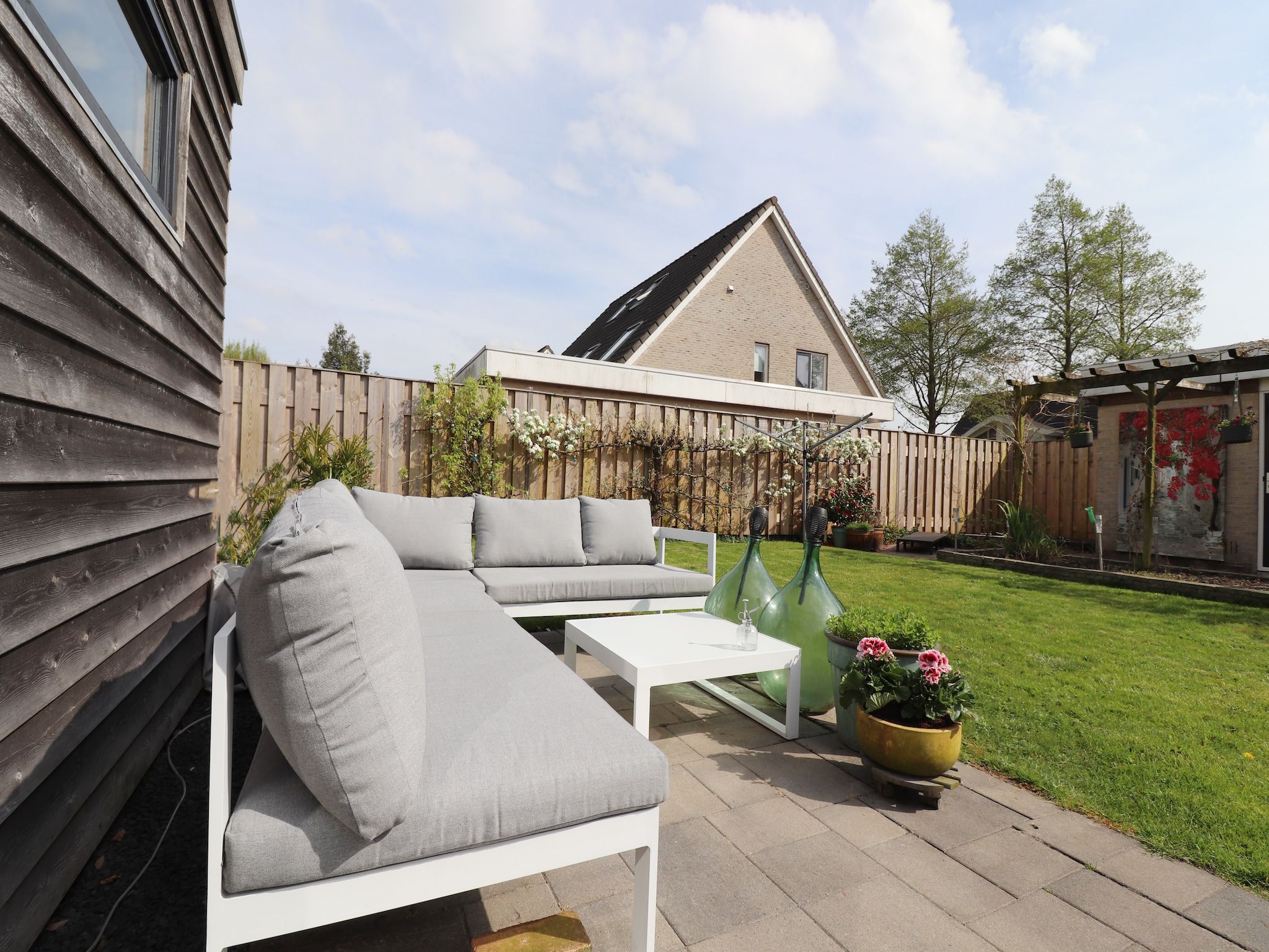De tuin van Vakantiehuis in zonnig Grou in Gou