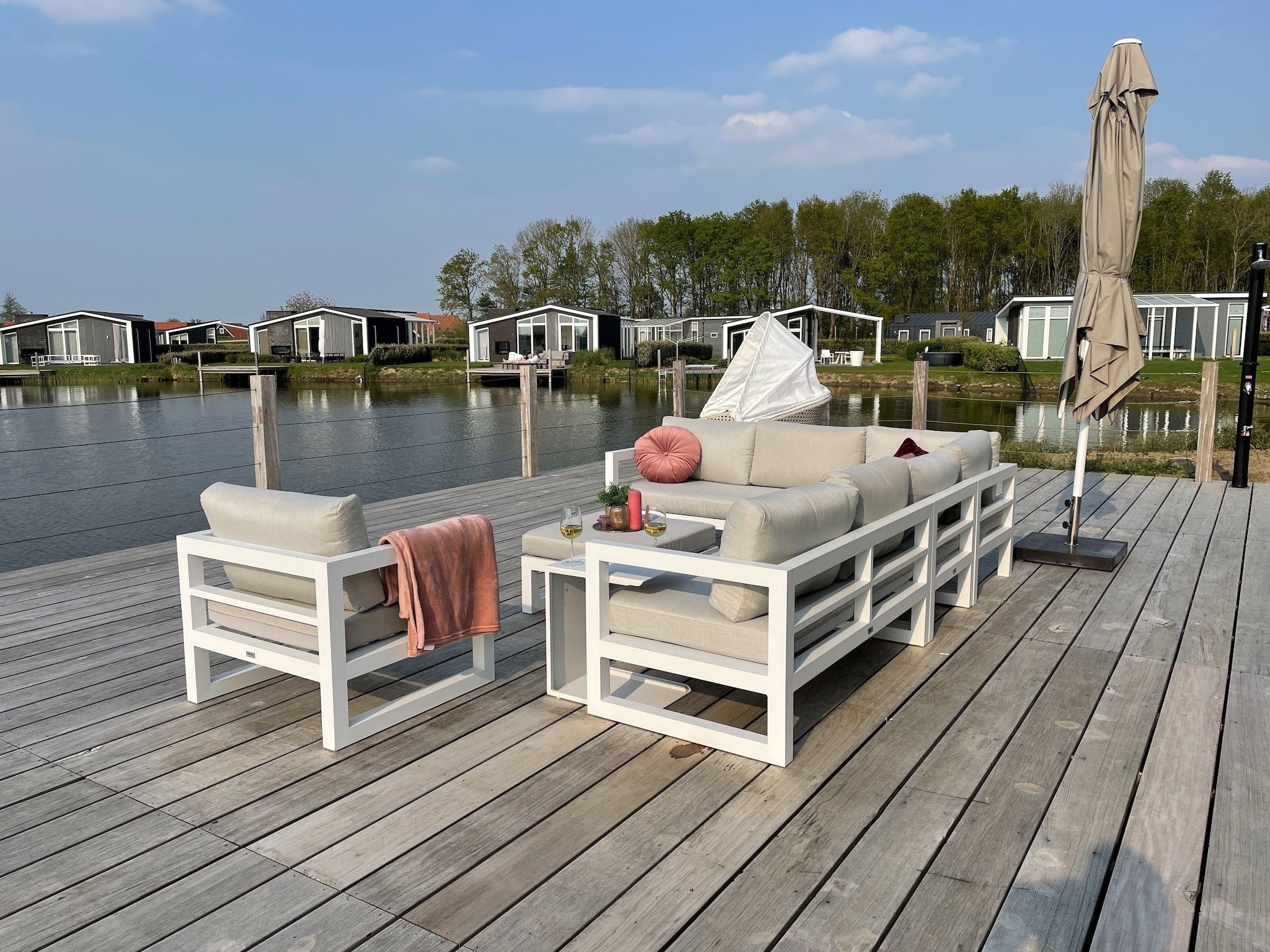Het terras van Water Resort Oosterschelde 12 in Wemeldinge