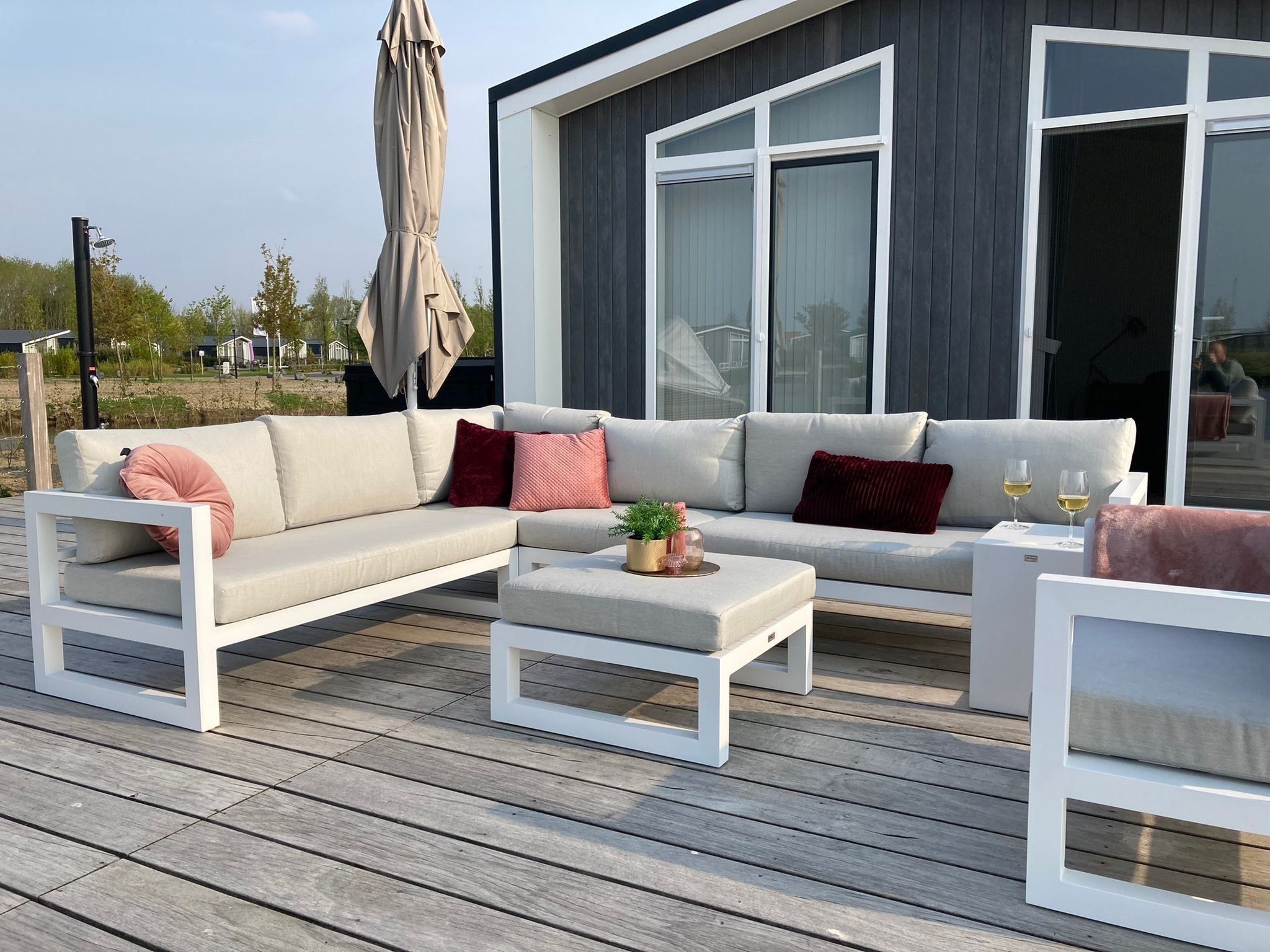 Het terras van Water Resort Oosterschelde 12 in Wemeldinge