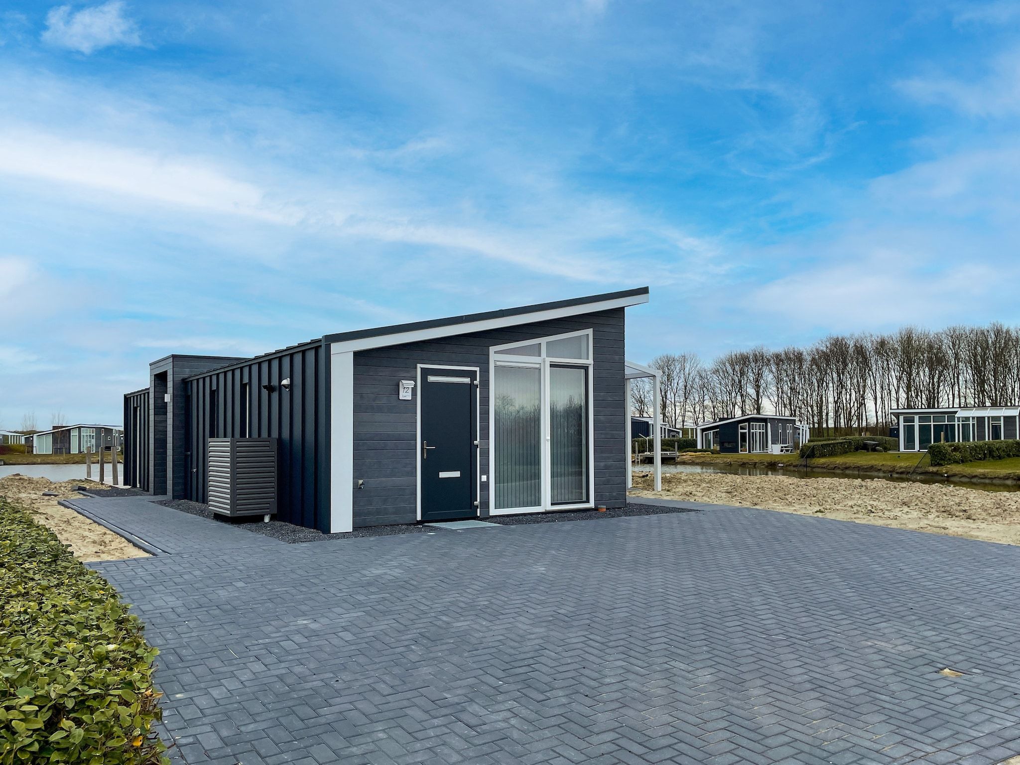 De buitenkant van Water Resort Oosterschelde 12 in Wemeldinge