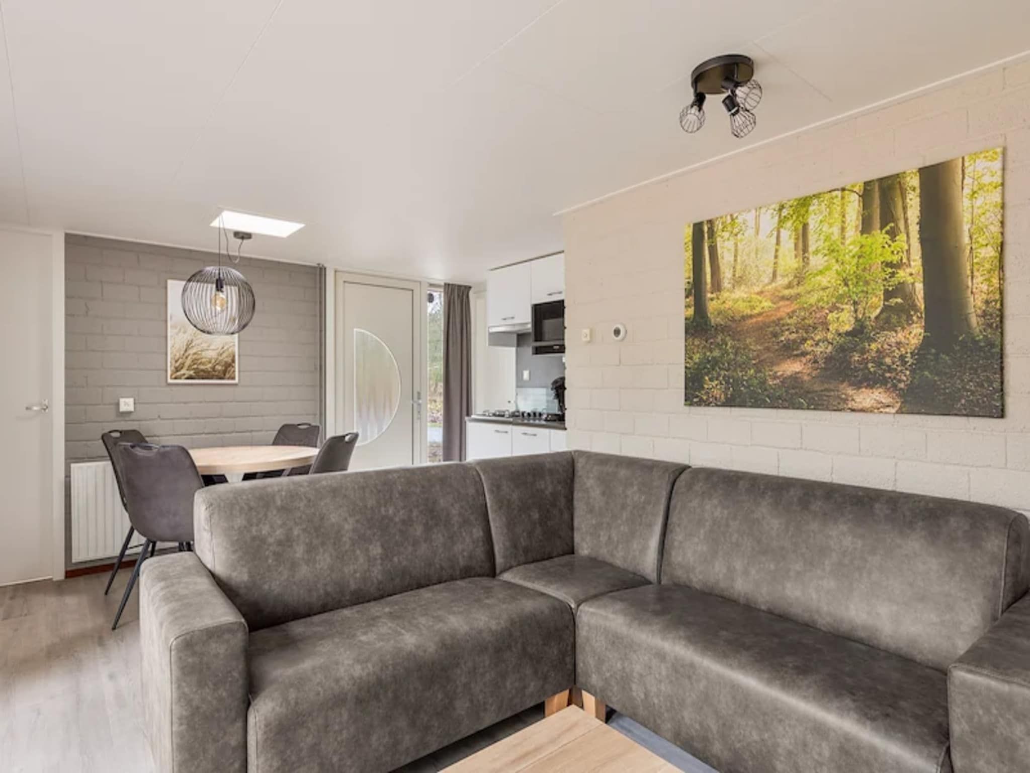 De woonkamer van Vakantiepark de Berkenhorst 13 in Kootwijk