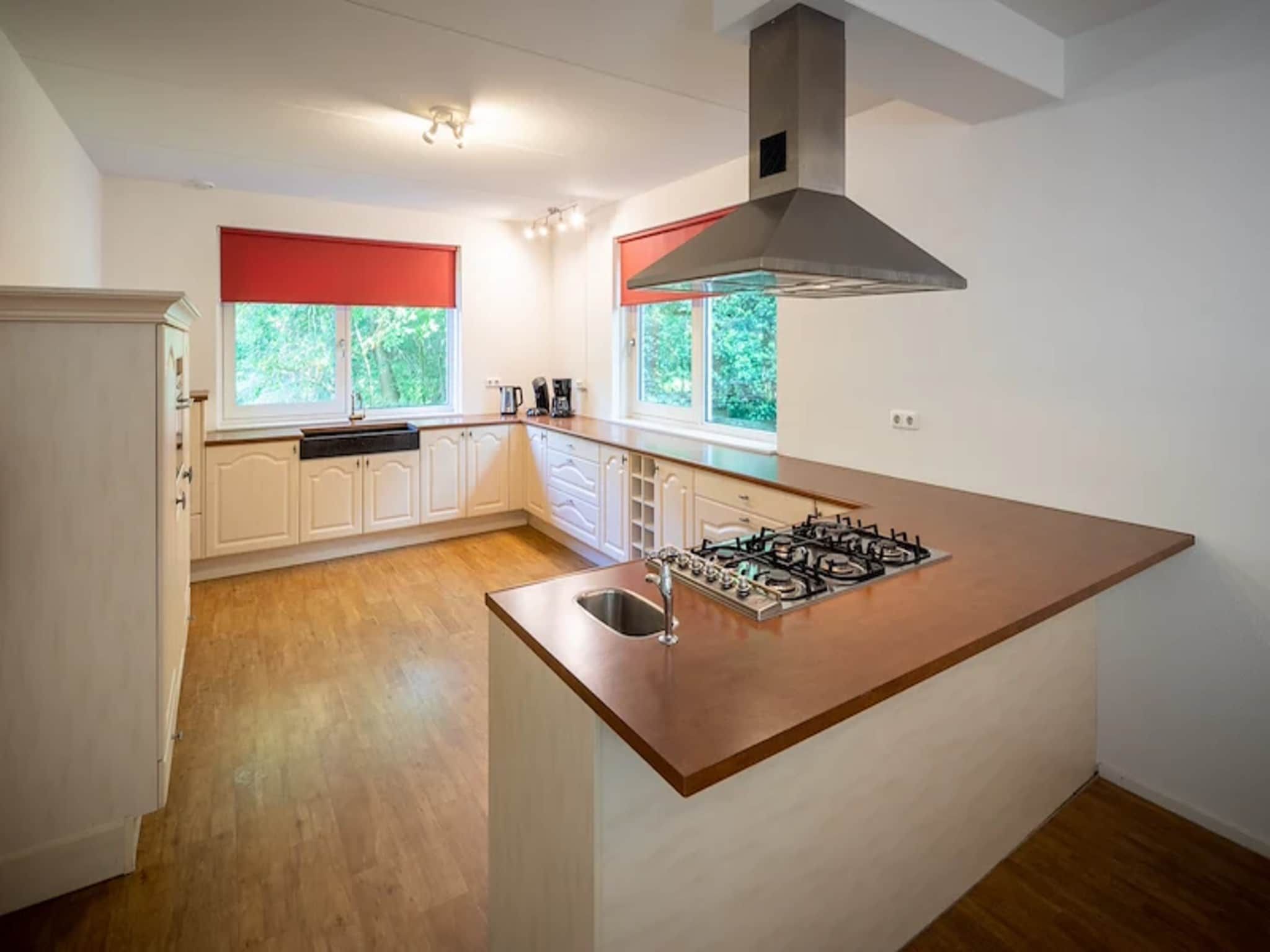De keuken van Vakantiepark de Berkenhorst 15 in Kootwijk