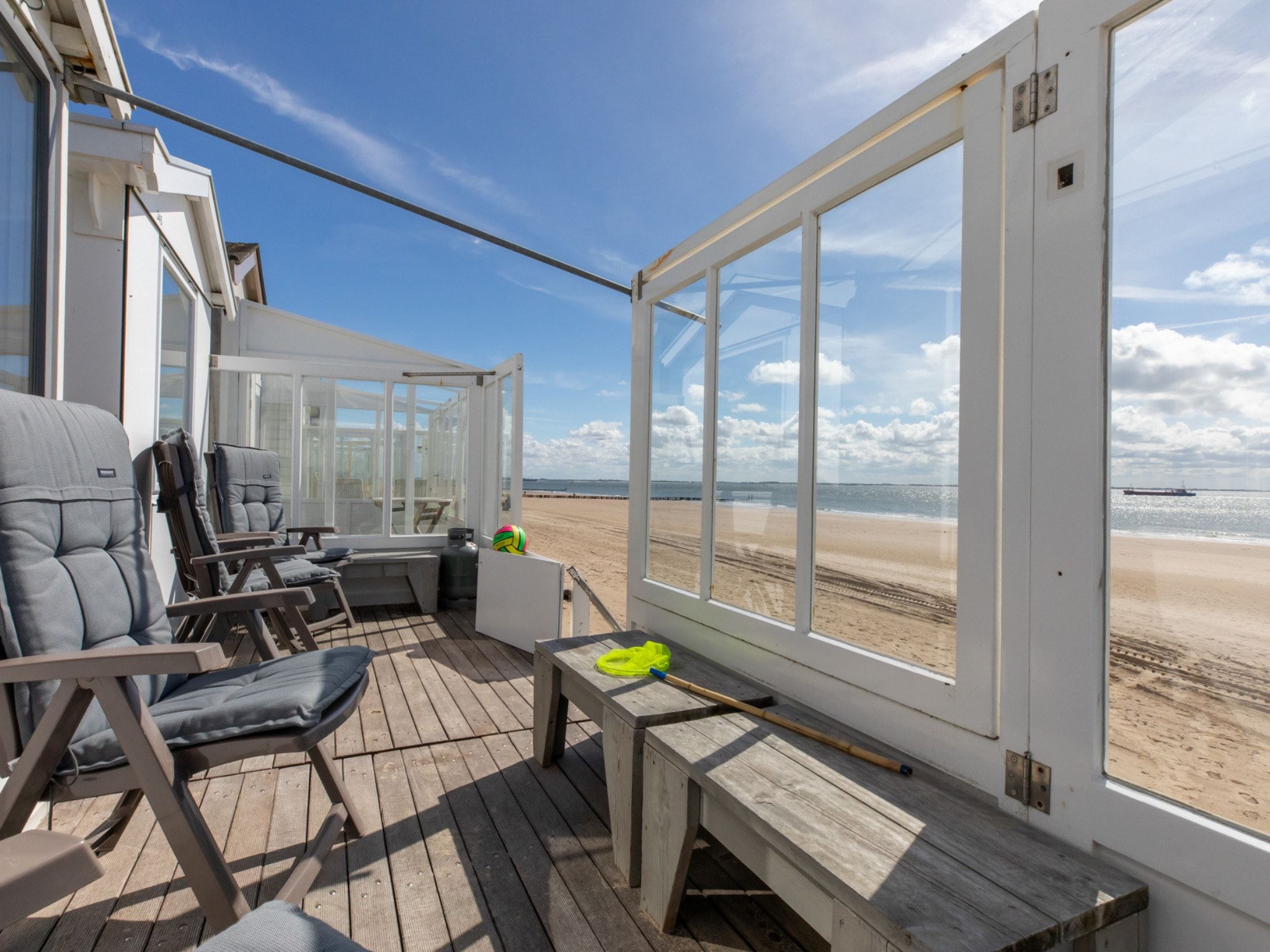 Het terras van Strand Dishoek 345/346 in Dishoek
