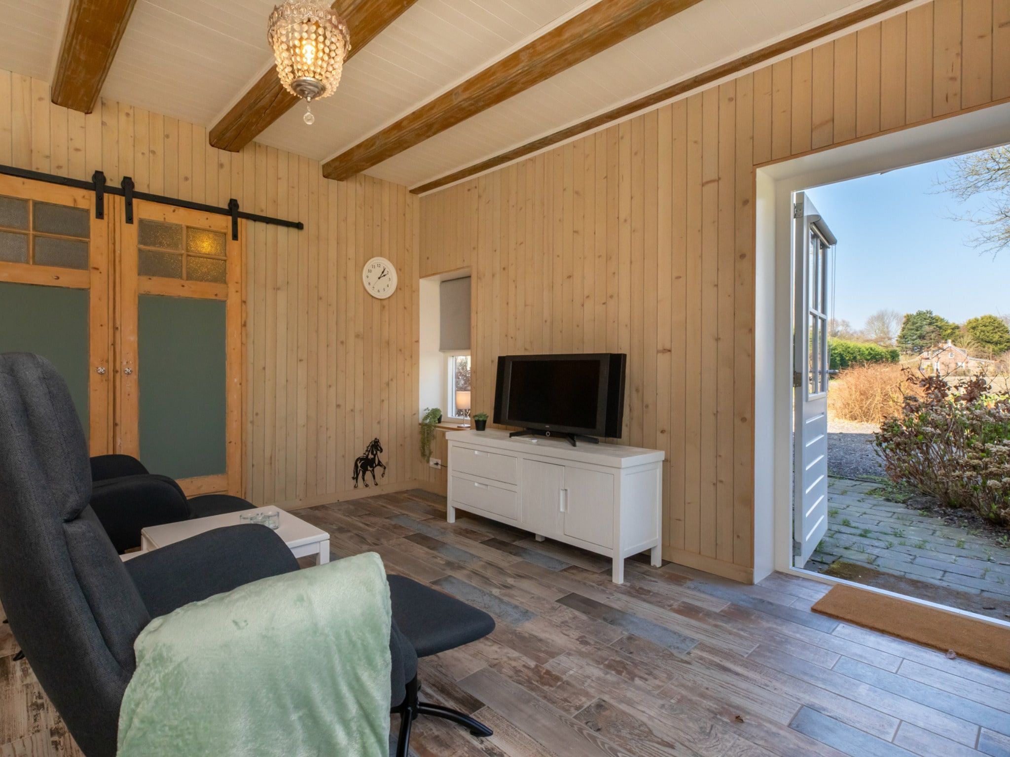 De woonkamer van Verkorte Groeneweg 2 in Koudekerke