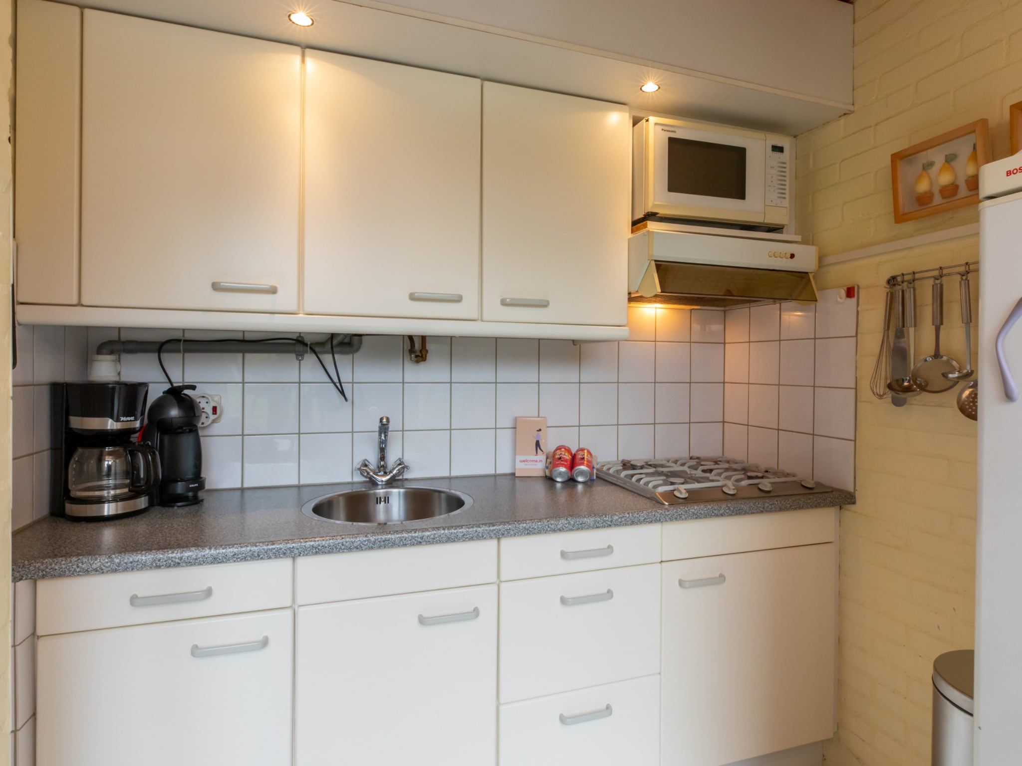 De keuken van De Haaijmanweg 5  Burgh Haamstede 'Huisje 86' in Burgh-Haamstede