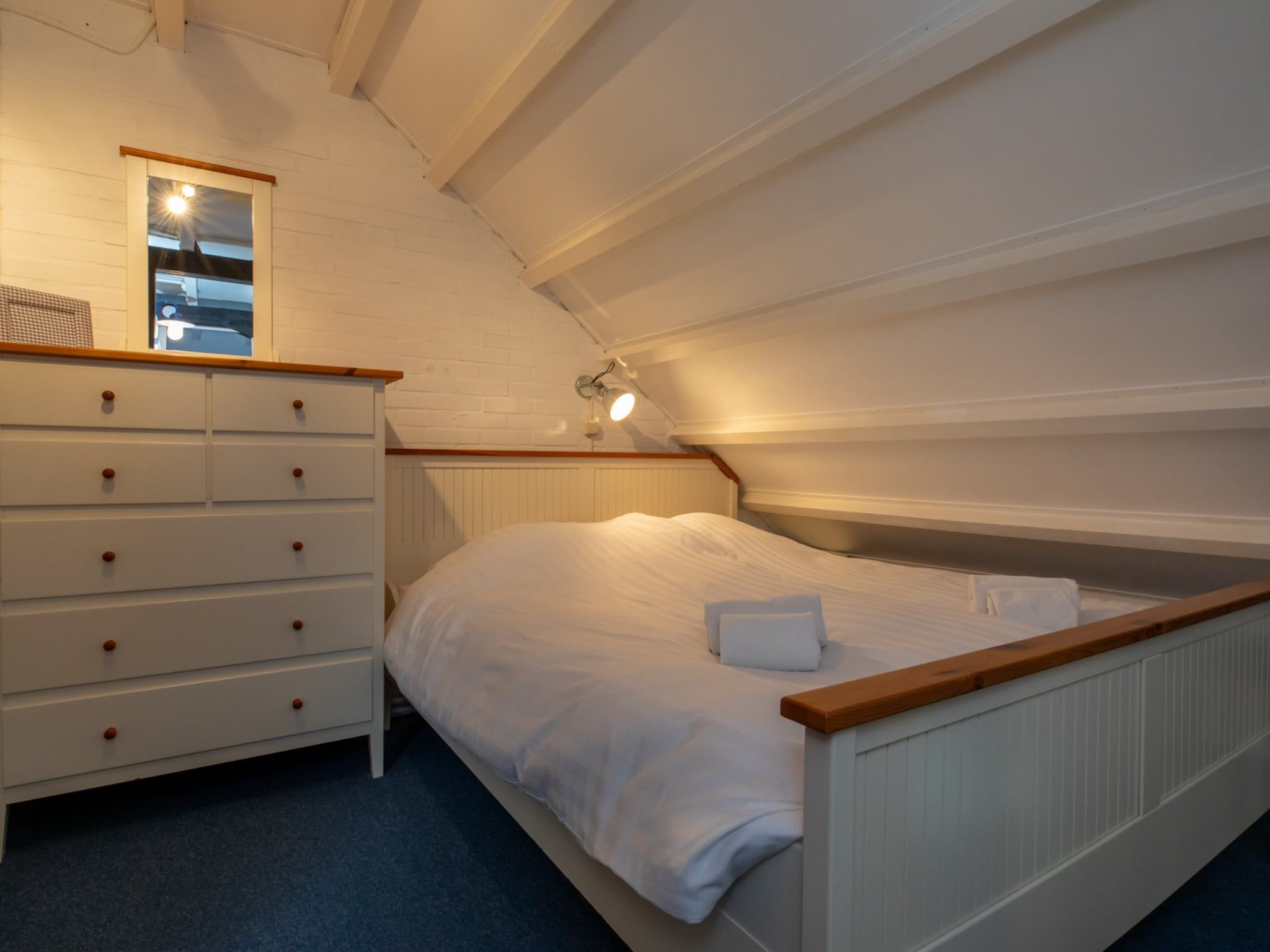 Een slaapkamer van De Haaijmanweg 5  Burgh Haamstede 'Huisje 86' in Burgh-Haamstede