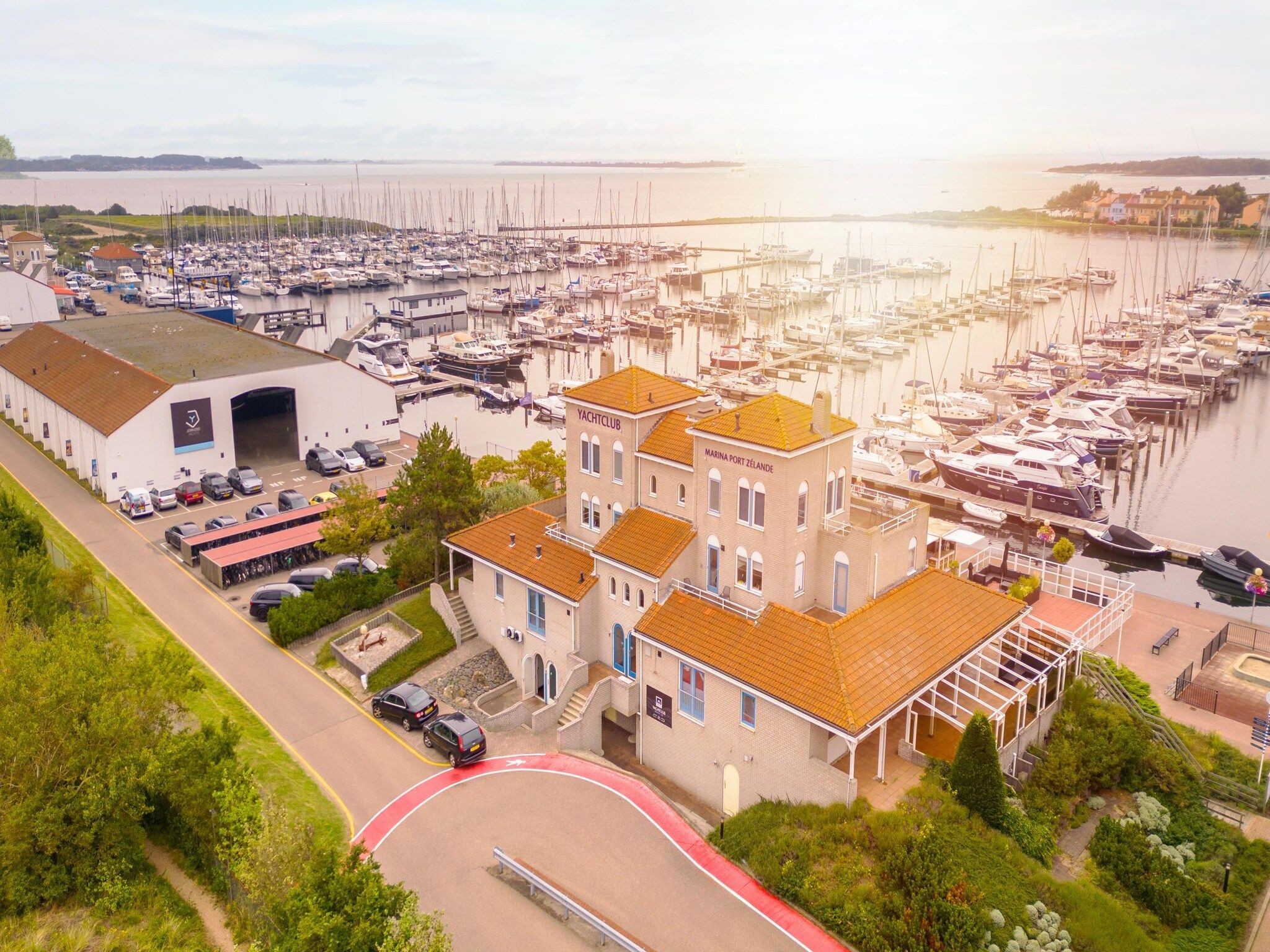 De buitenkant van Marina Port Zélande 1 in Ouddorp