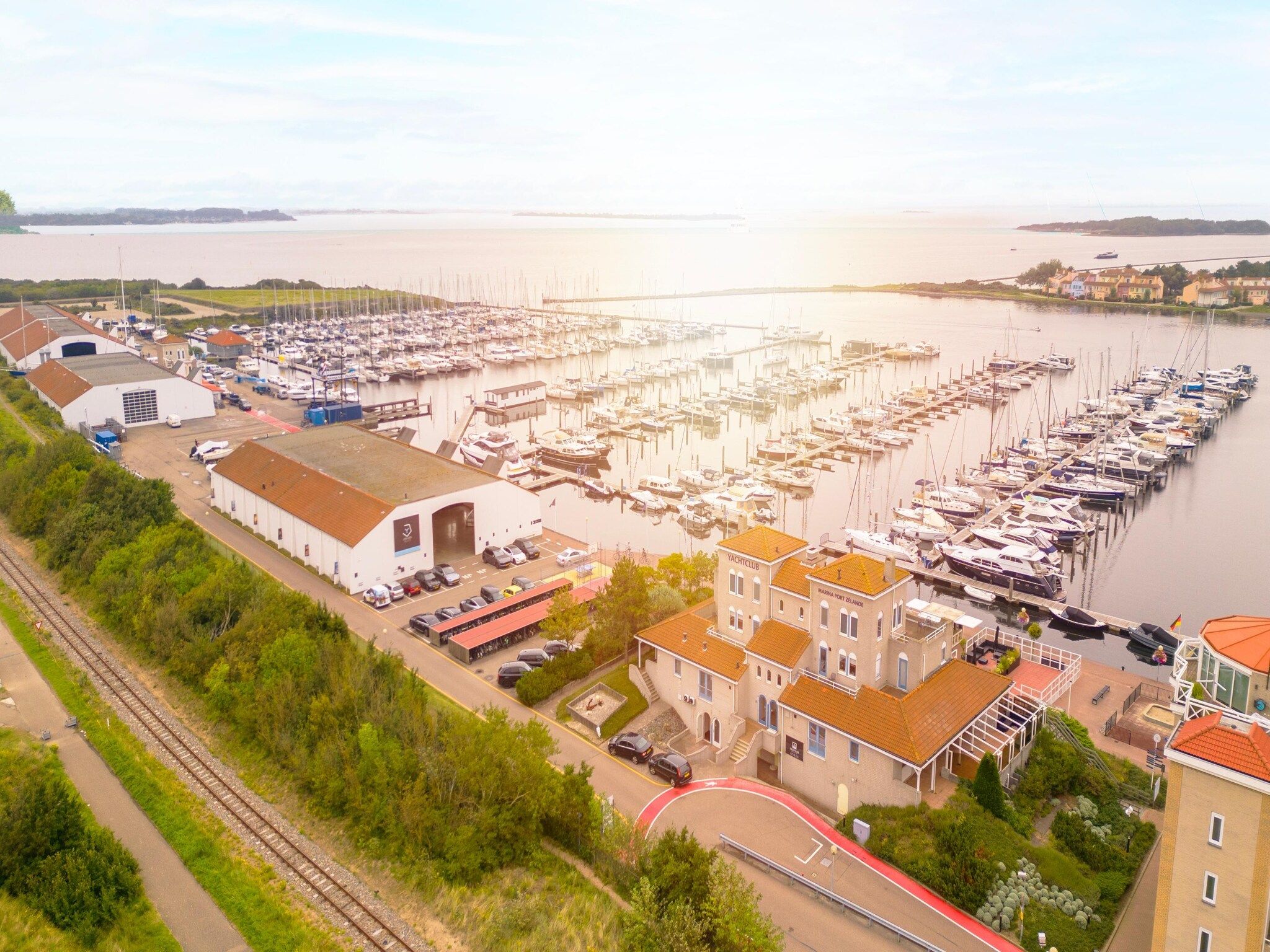 De buitenkant van Marina Port Zélande 2 in Ouddorp