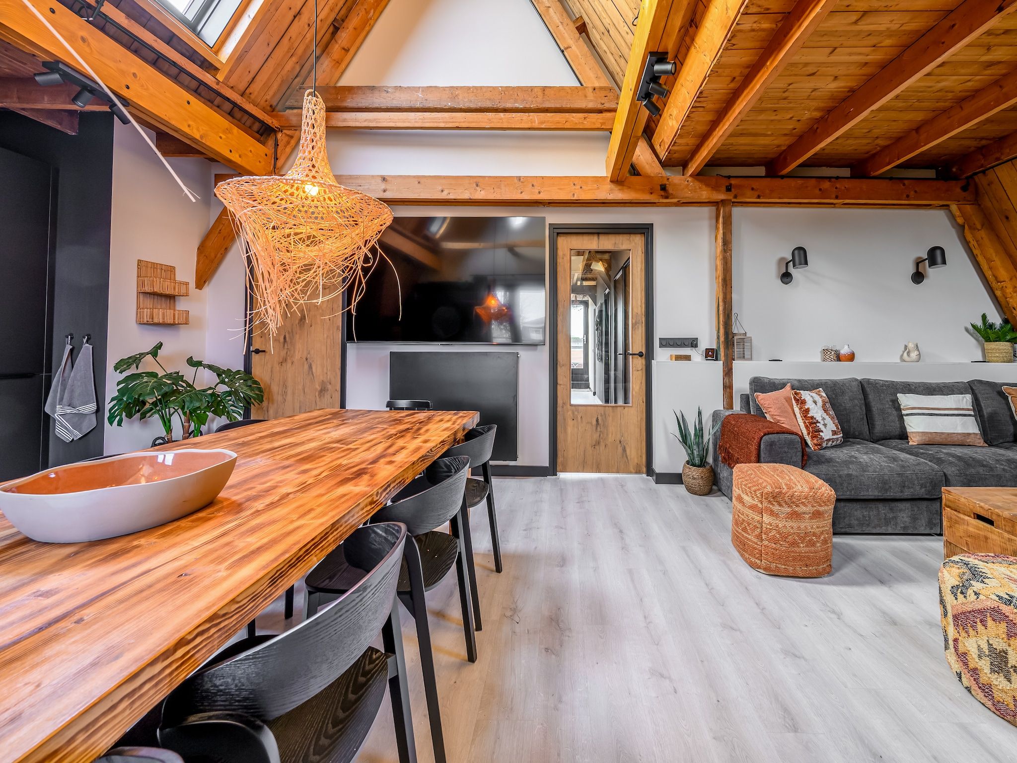De eetkamer van Loft Loopuyt in Julianadorp