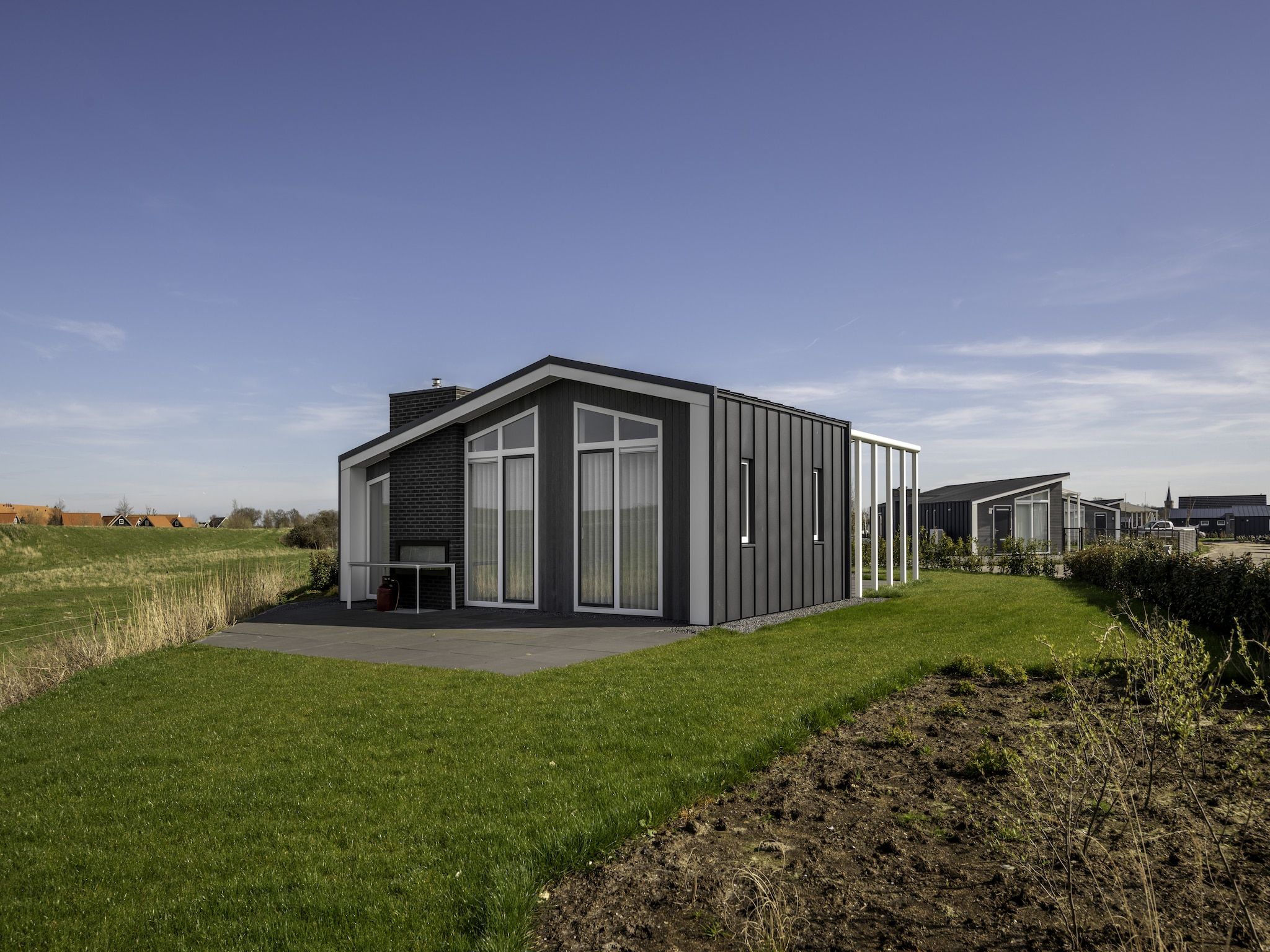 De buitenkant van Water Resort Oosterschelde 55 in Wemeldinge