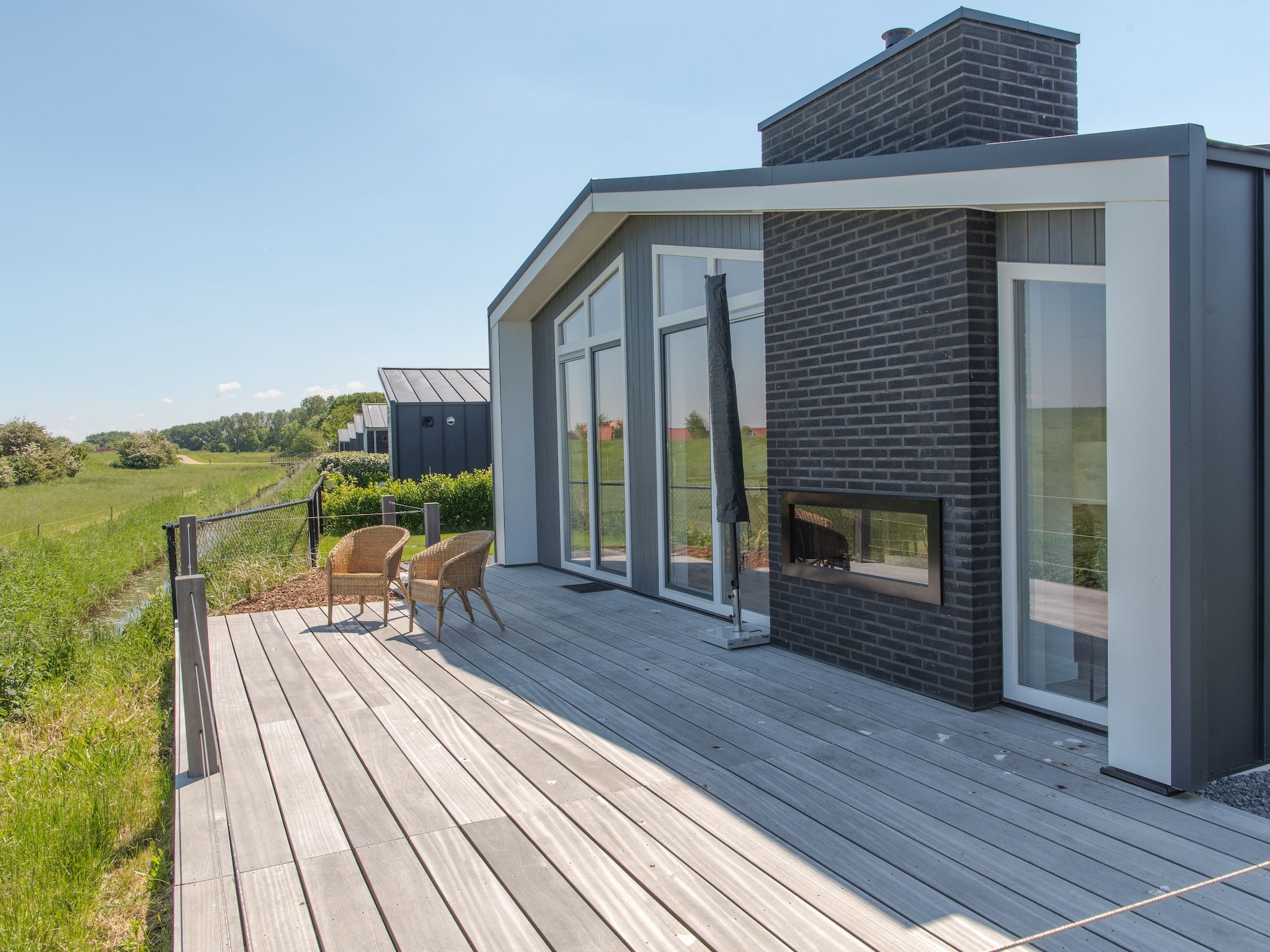 De buitenkant van Water Resort Oosterschelde 59 in Wemeldinge