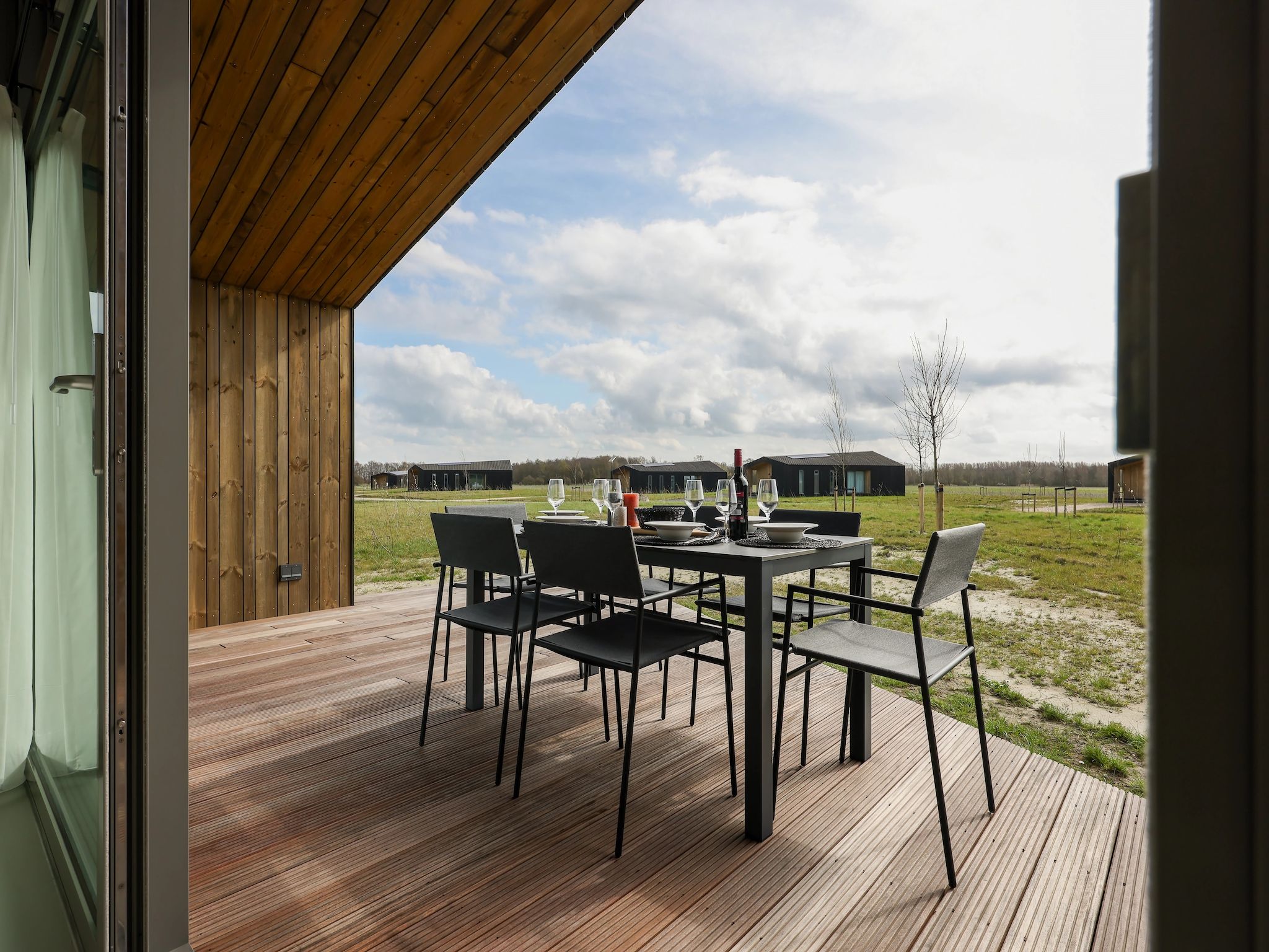 Het terras van Heerlijkheid Vlietenburg 12 in Wissenkerke