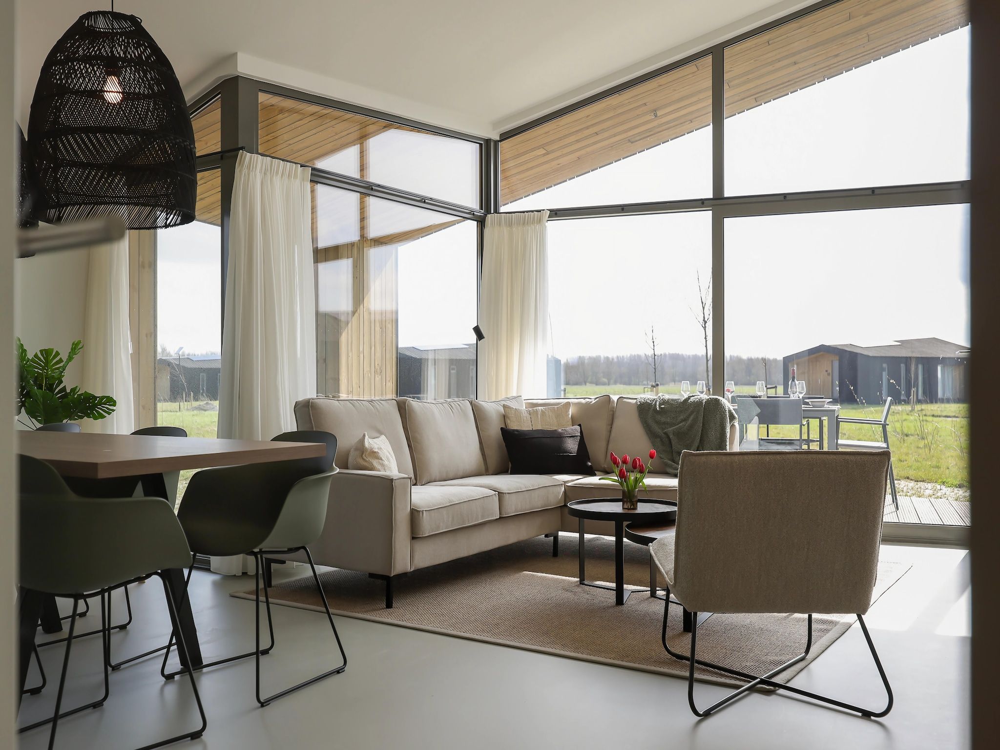 De woonkamer van Heerlijkheid Vlietenburg 12 in Wissenkerke