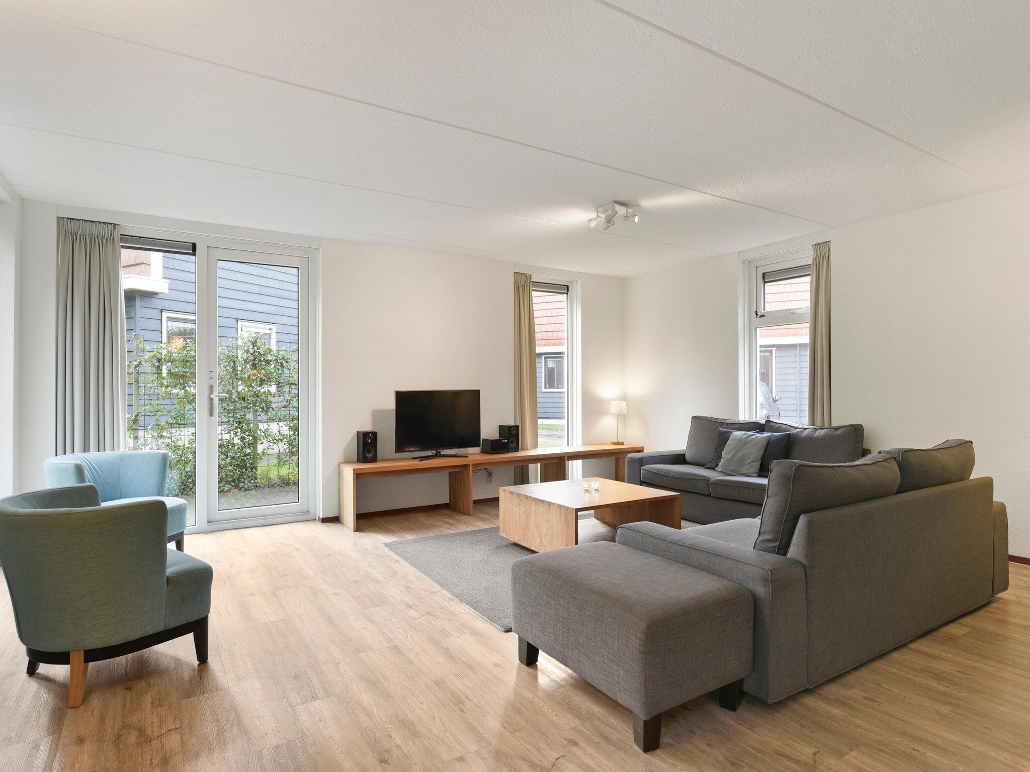 De woonkamer van Waterpark De Bloemert 5 in Midlaren
