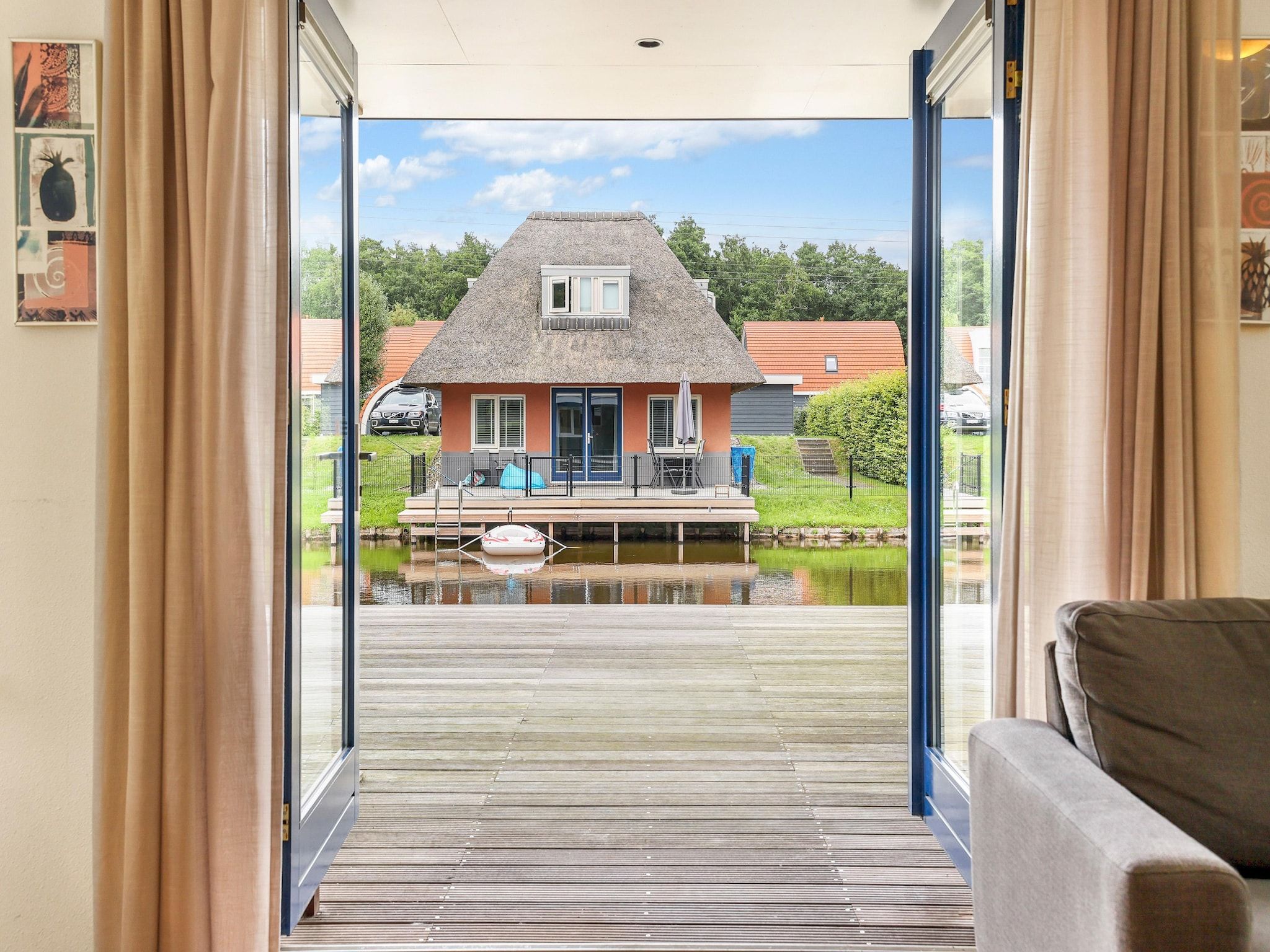 Het terras van Waterpark De Bloemert 11 in Midlaren