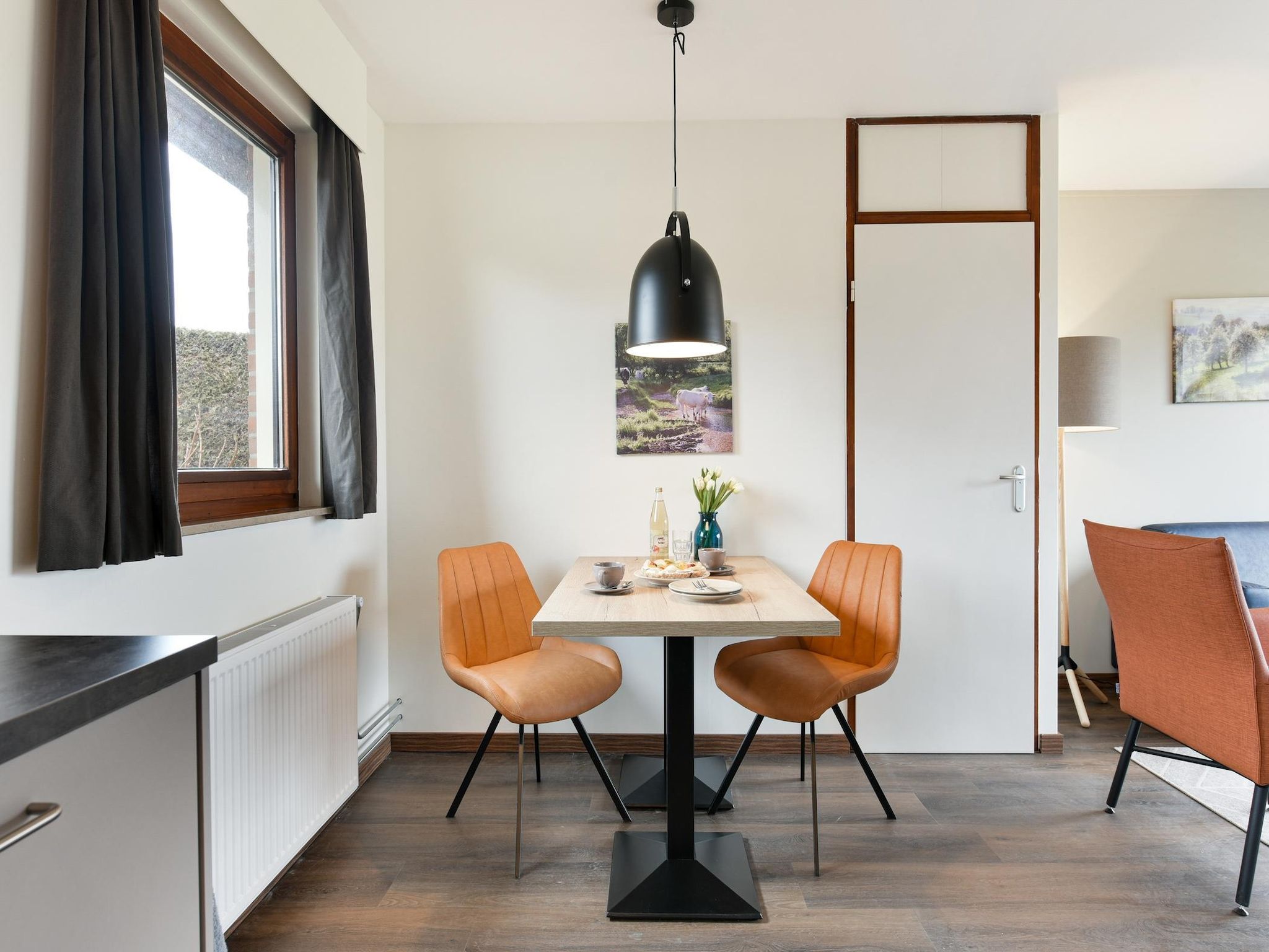 De eetkamer van Bungalow 2B in Vijlen