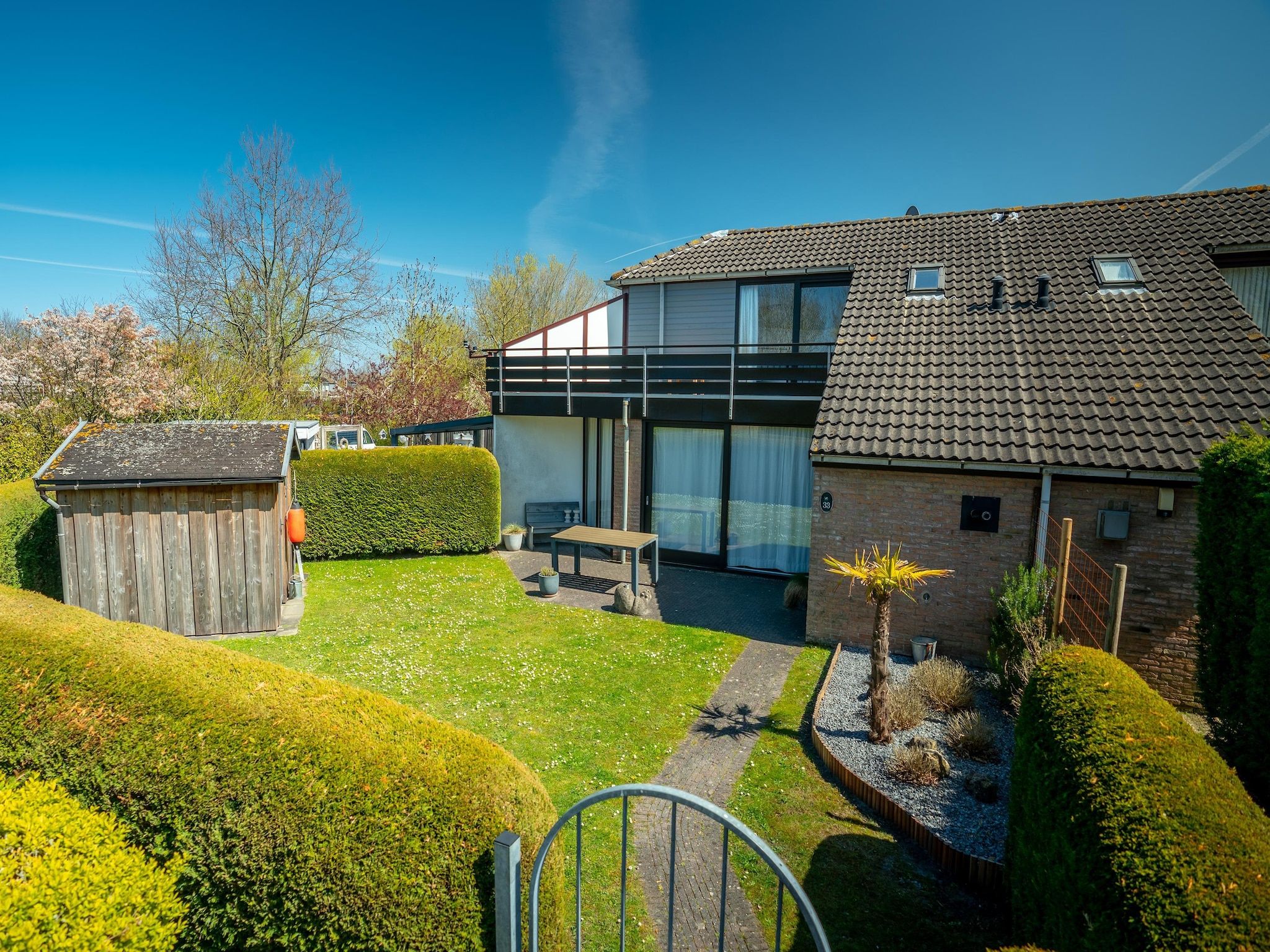 De tuin van Parc Port Greve 7 in Brouwershaven