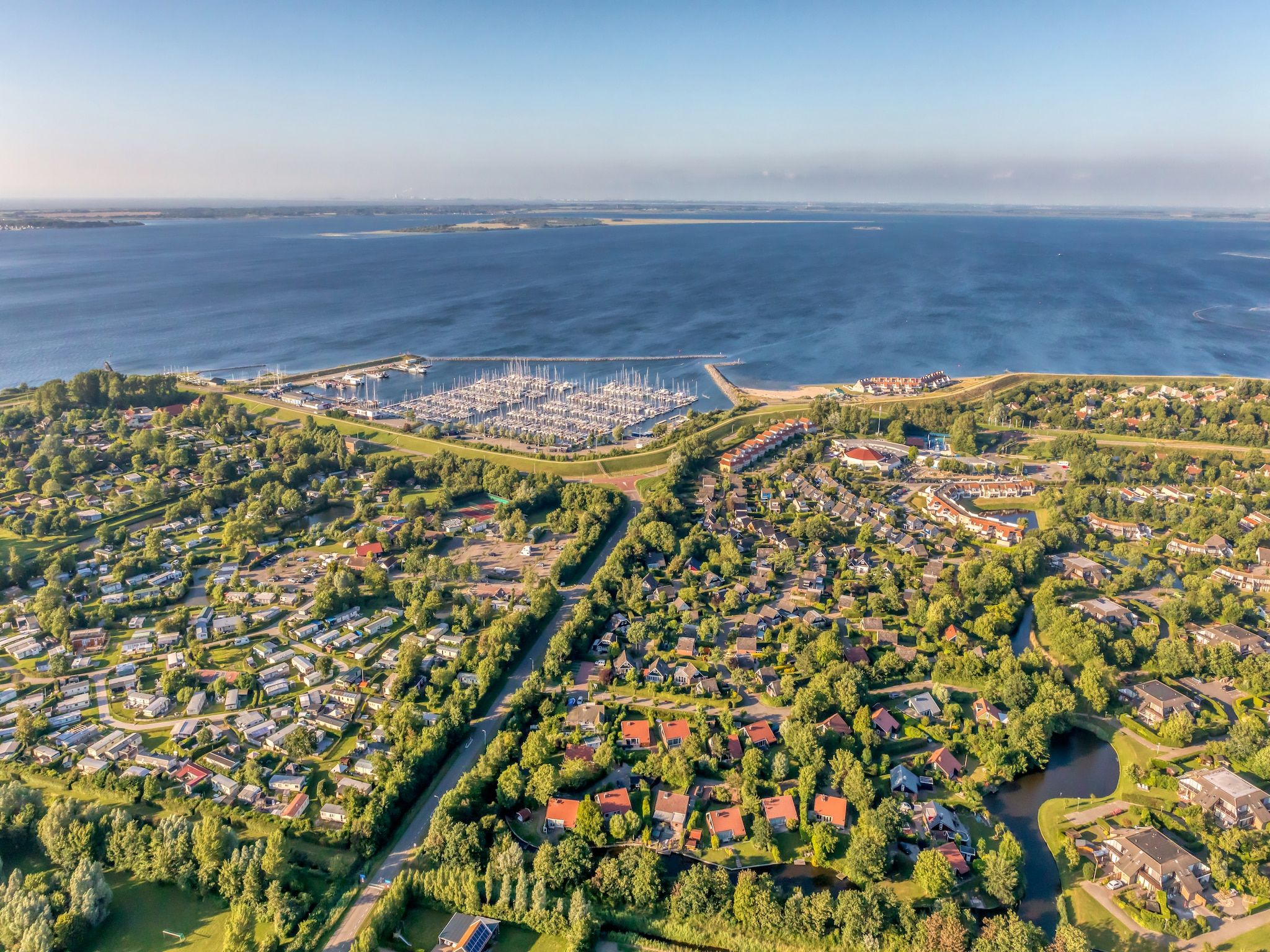 De buitenkant van Parc Port Greve 21 in Brouwershaven