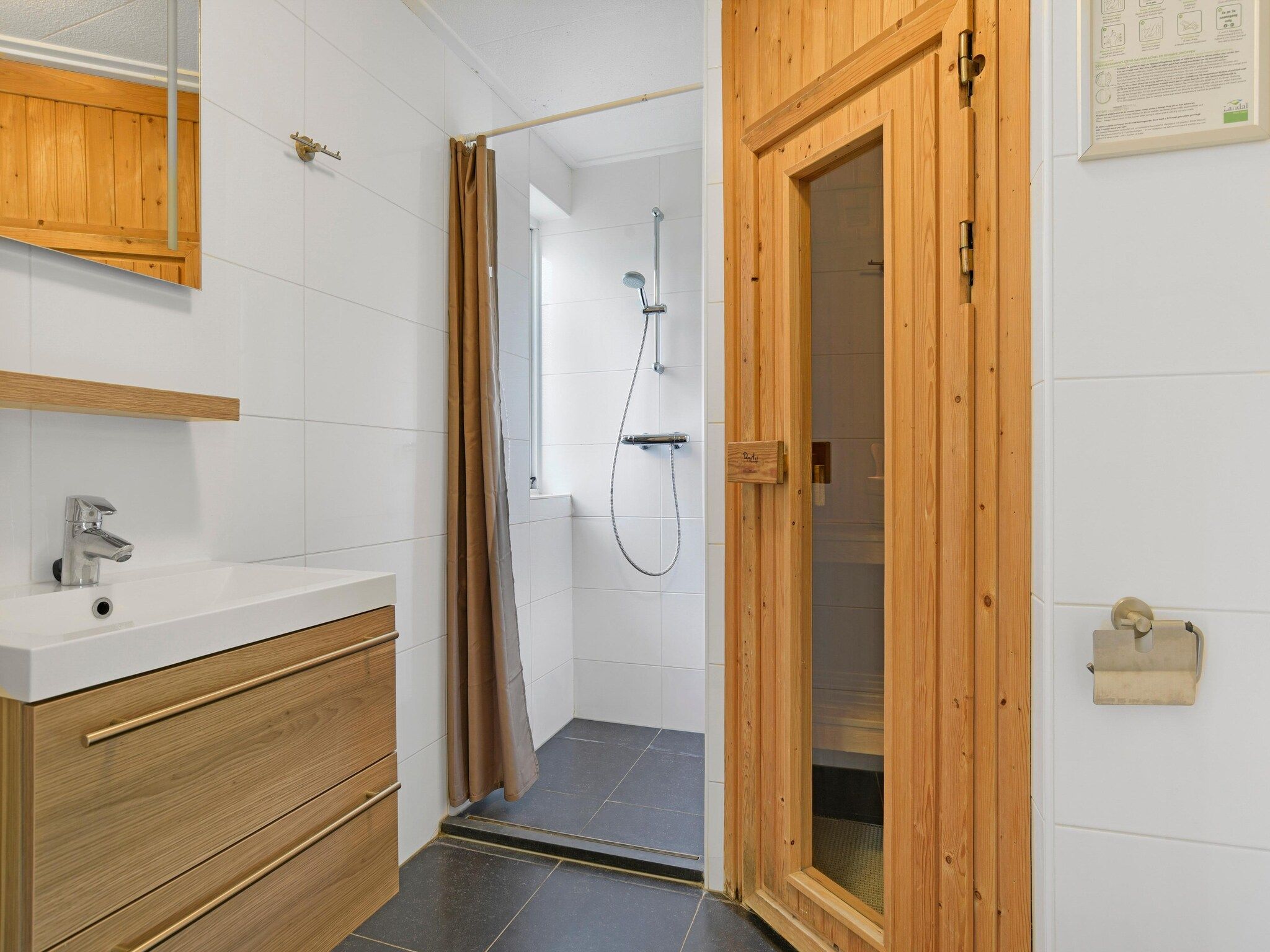 De badkamer van Parc Port Greve 22 in Brouwershaven