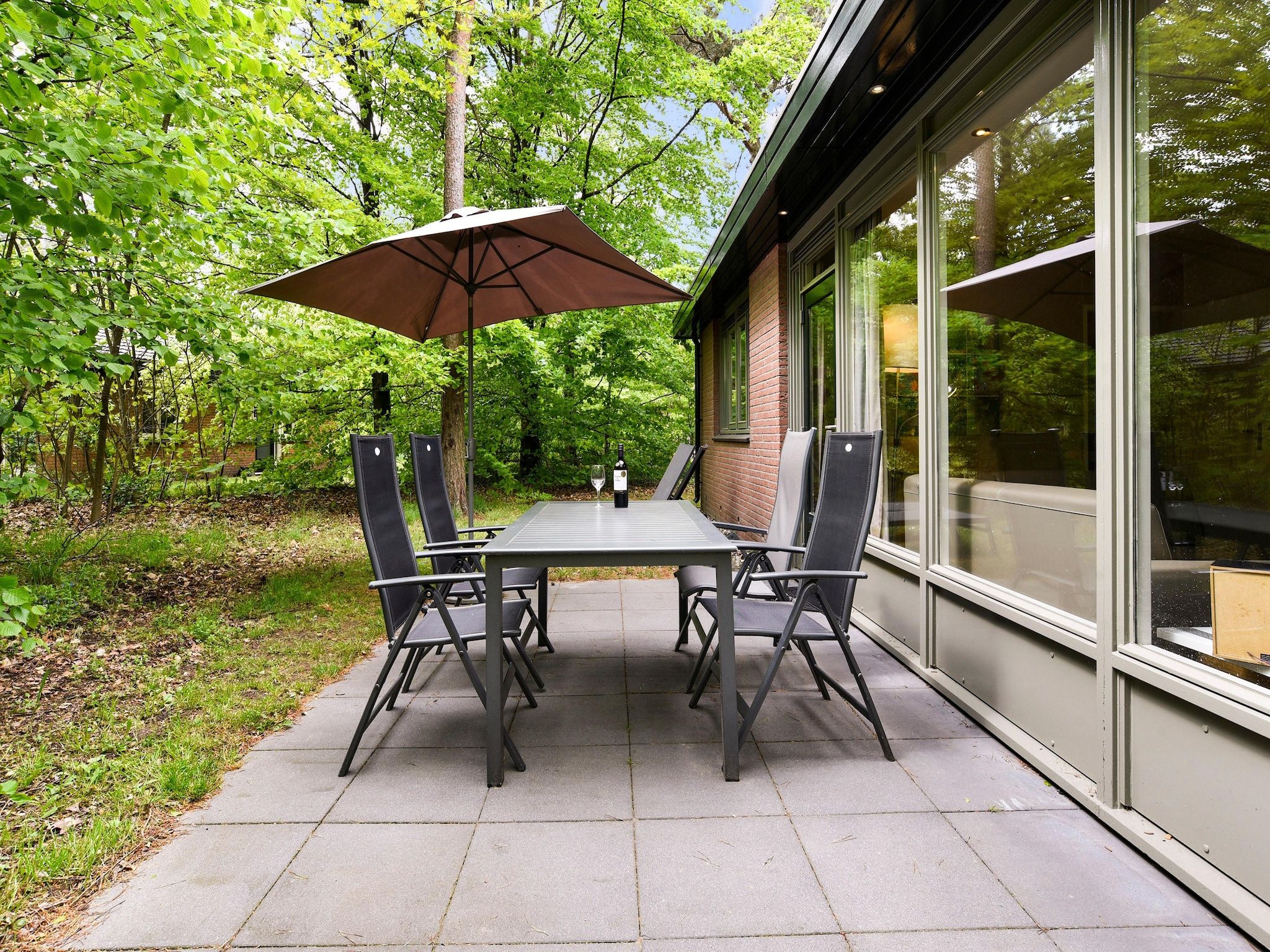 Het terras van Parc Heihaas 7 in Putten