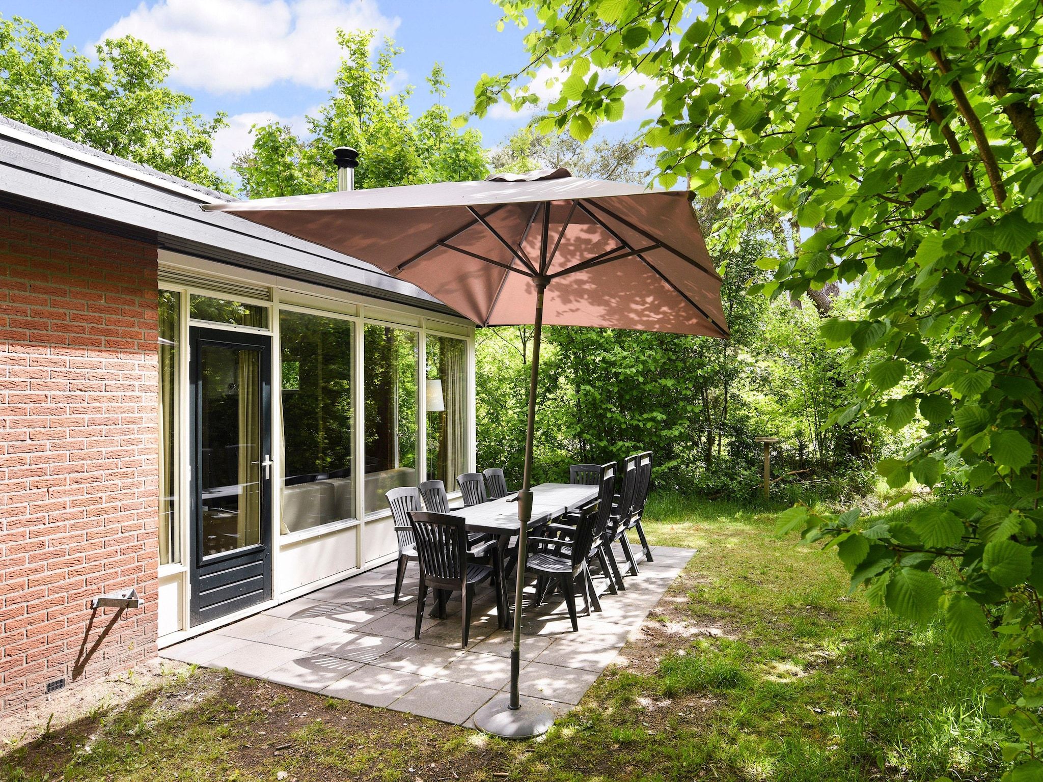 Het terras van Parc Heihaas 15 in Putten