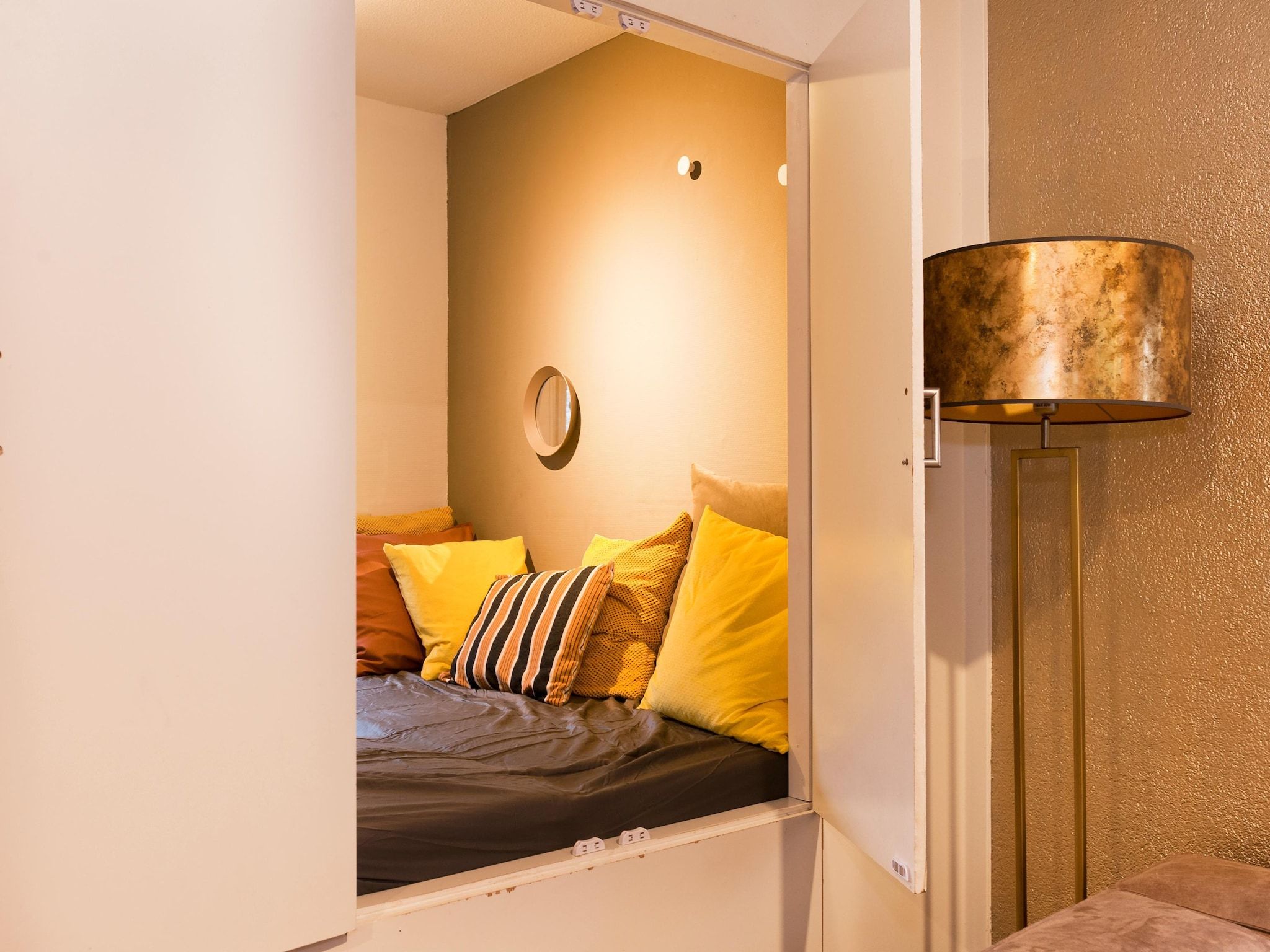 Een slaapkamer van 20 pers groot Abeltjeshuis Wellness de luxe met buitenspa in Vlagtwedde
