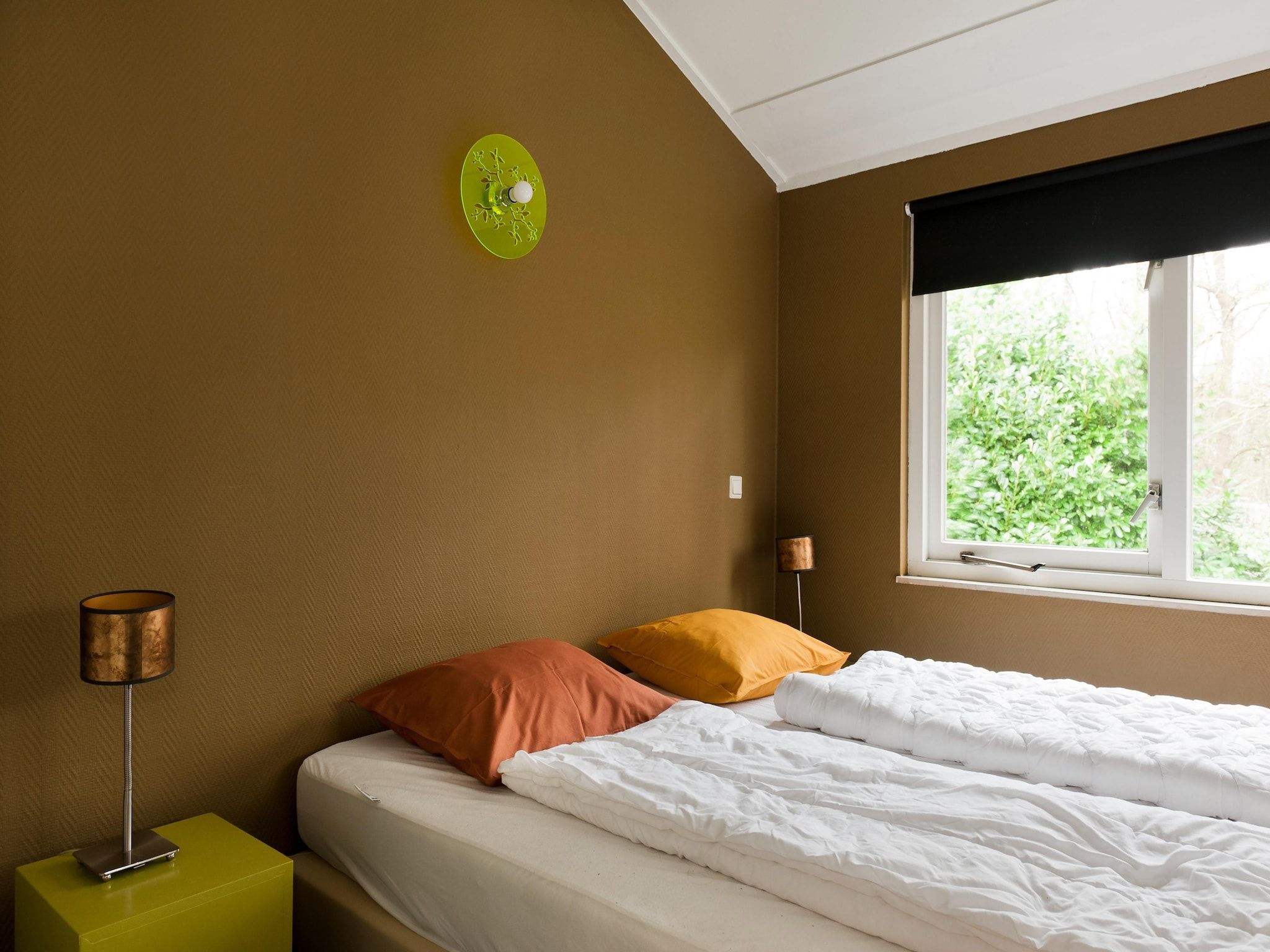Een slaapkamer van 20 pers groot Abeltjeshuis Wellness de luxe met buitenspa in Vlagtwedde