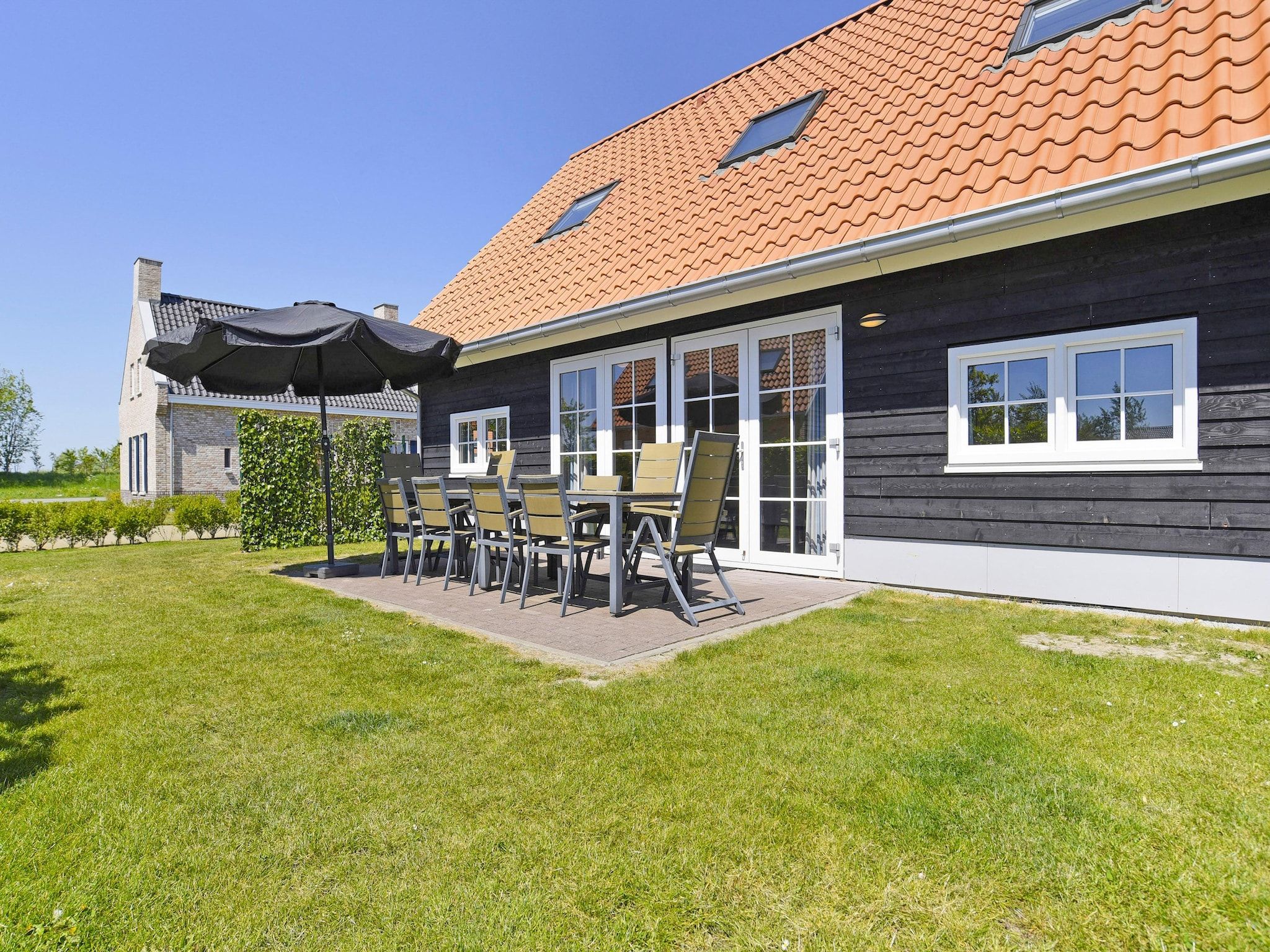 Het terras van Strand Resort Nieuwvliet-Bad 2 in Nieuwvliet